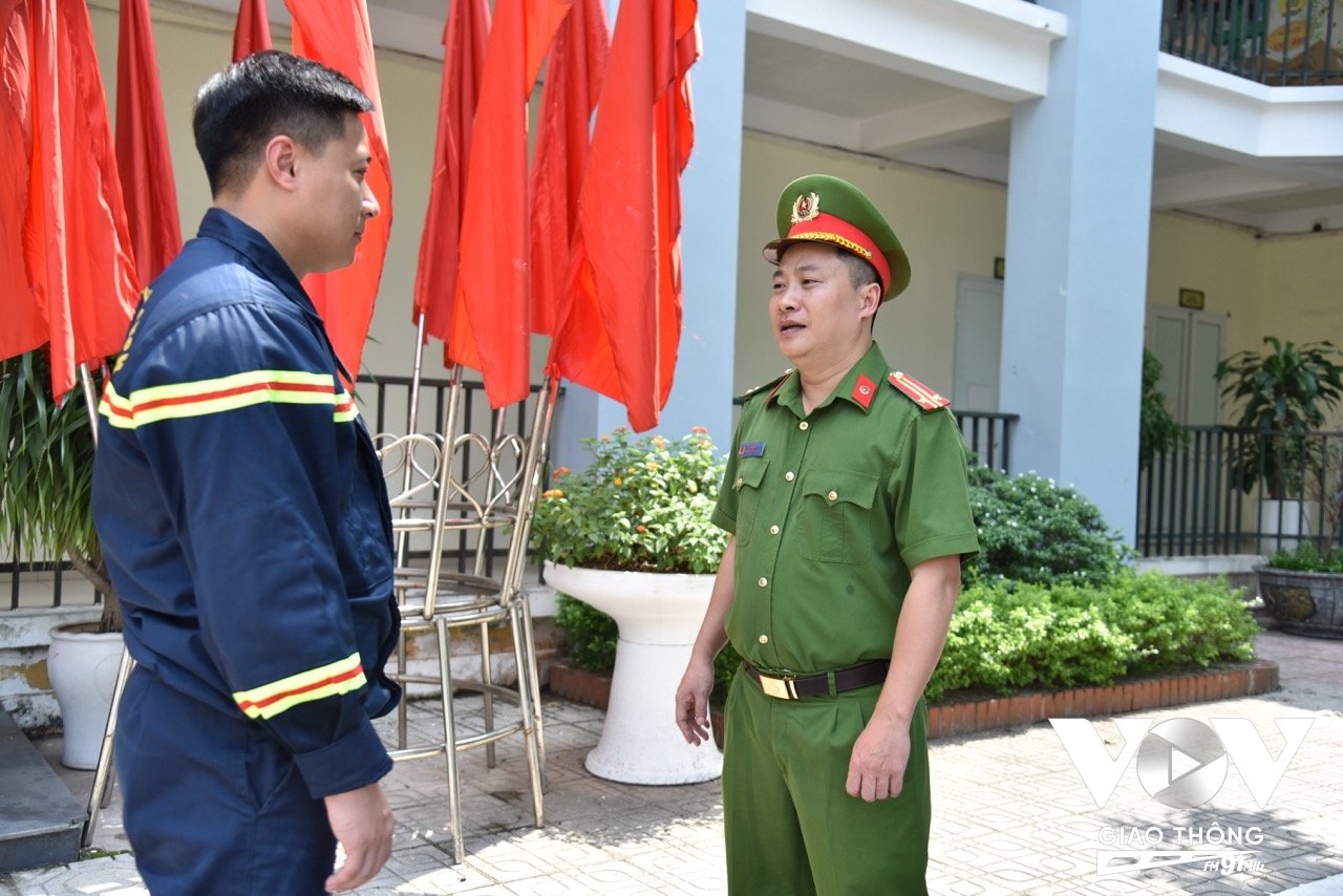 Theo Trung tá Lê Quang Huy (bên phải) – Phó trưởng công an phường Long Biên, đơn vị đã rà soát, cảnh báo nguy hiểm tại các khu vực, địa điểm có nguy cơ xảy ra tai nạn đuối nước