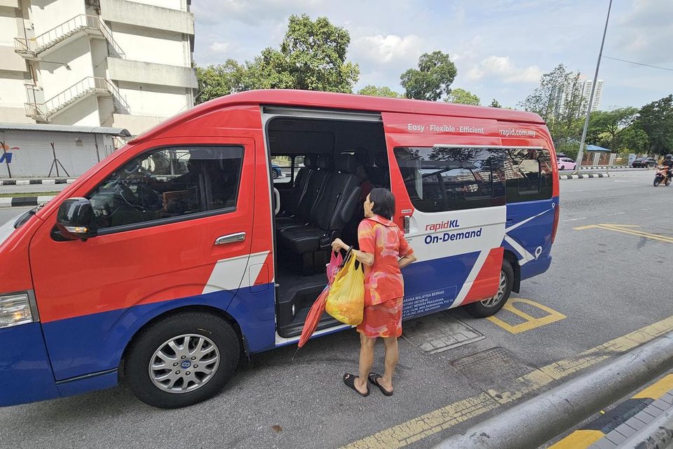 Dịch vụ xe buýt là một trong những giải pháp sáng tạo được chính phủ Malaysia đưa ra nhằm thu hẹp khoảng cách trong mạng lưới giao thông công cộng. (Ảnh: LU WEI HOONG/The Straitstimes)
