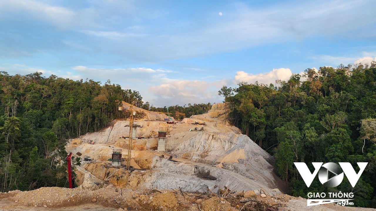 Dự án thành phần 2 cao tốc Khánh Hòa - Buôn Ma Thuột dài 37km, băng qua đèo cao, vực sâu, có những nơi saau tới hơn 100m, nên việc tiếp cận thi công rất khó khăn