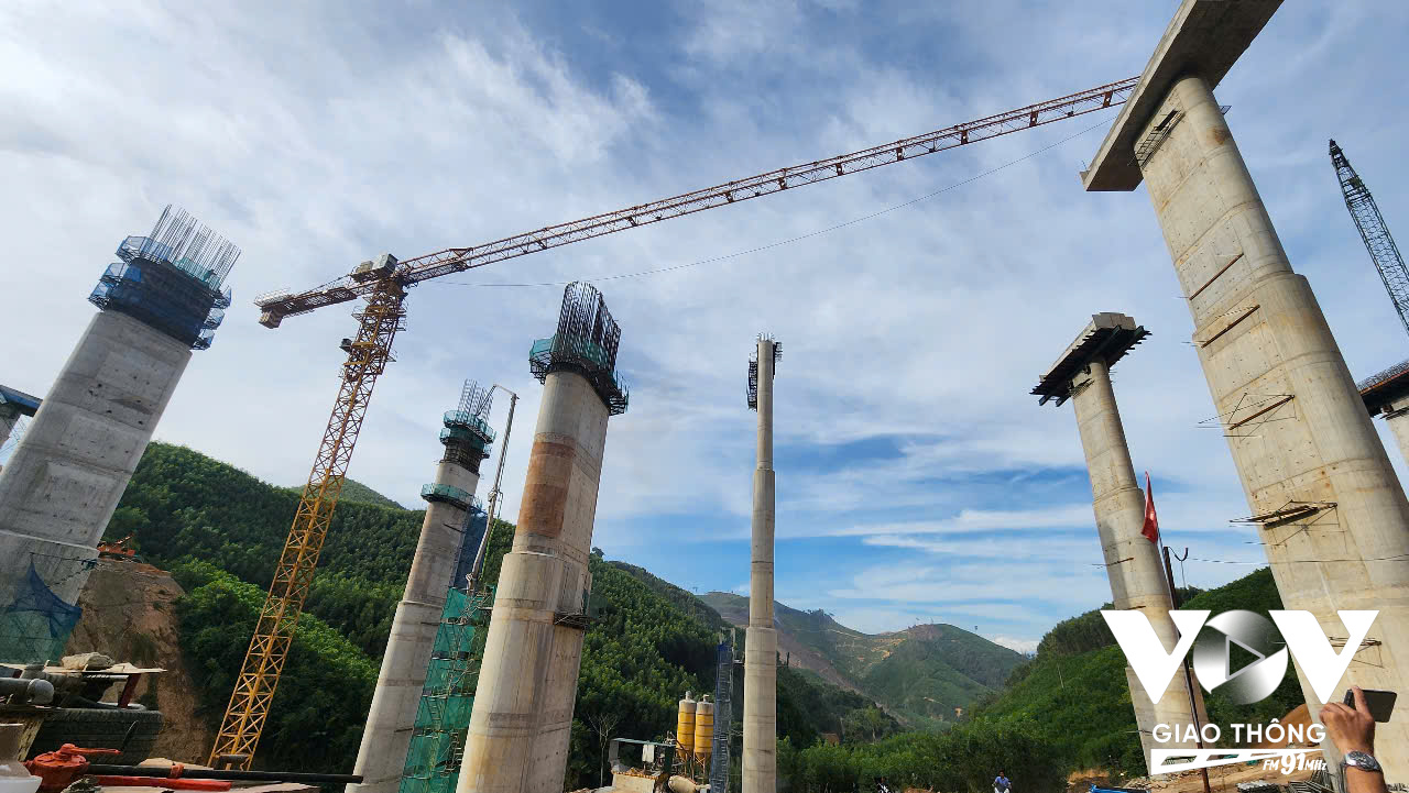 Dự án thành phần 2 có 4 cầu cấp đặc biệt, chiều cao trụ trên 50m, đặc biệt có những trụ cao 63m