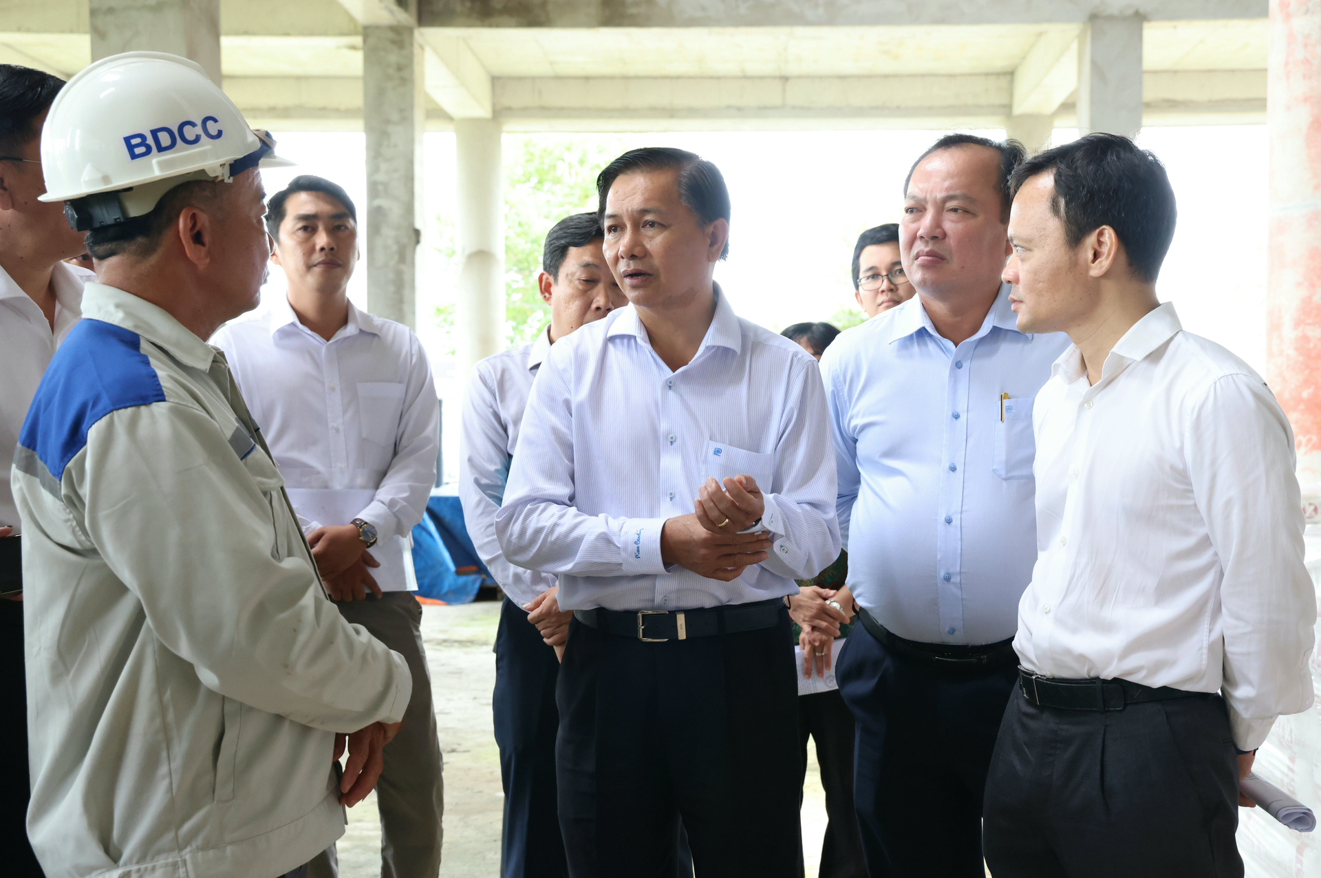 Đại diện cơ vị thi công, ông Phạm Quang Dũng cho biết, hiện Chủ đầu tư vẫn còn nợ nhà thầu khoảng 100 tỷ đồng chưa thanh toán nên nhà thầu đang gặp khó khăn