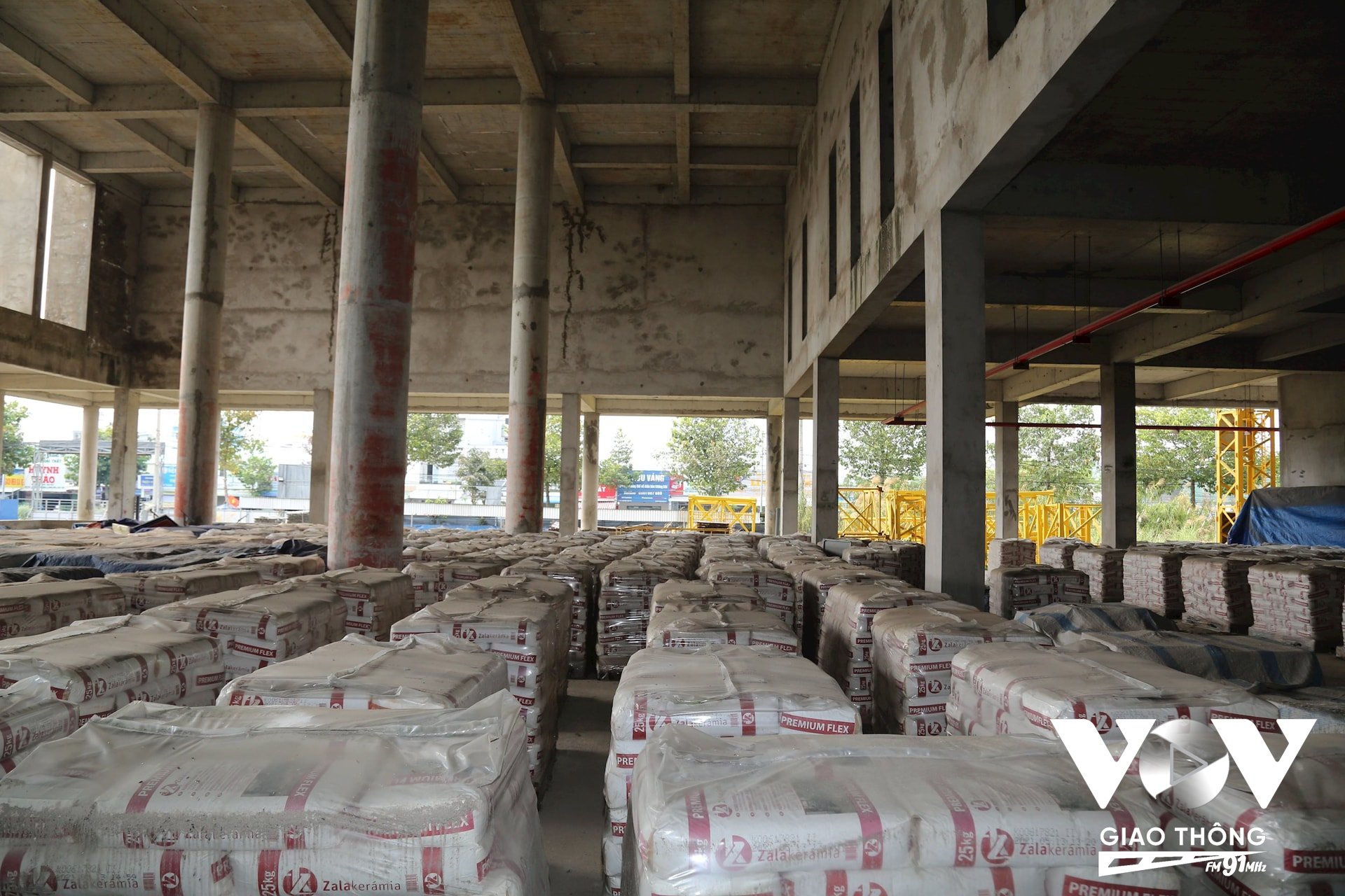 Vật liệu tập kết về công trường đã “trùm mền” 3 năm