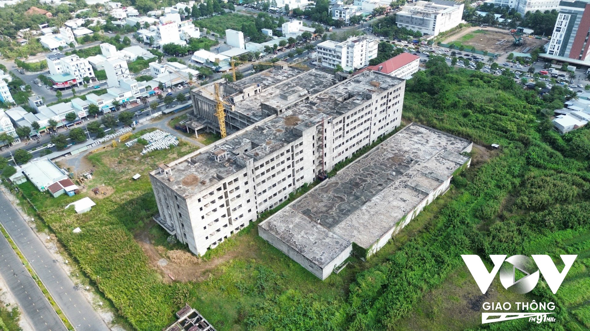 Khối nhà chính của bệnh viện đã xây dựng xong, nhưng bỏ hoang nhiều năm