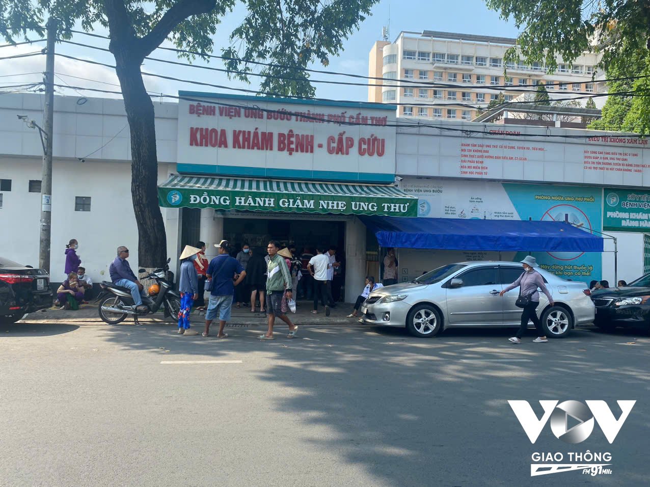 Trong khi dự án bệnh viện Ung Bướu Cần Thơ đang chậm tiến độ thì bệnh viện Ung Bướu Cần Thơ (hiện hữu) tọa lạc trên đường Châu Văn Liêm, phường Ninh Kiều đang bị quá tải và cơ sở xuống cấp nghiêm trọng