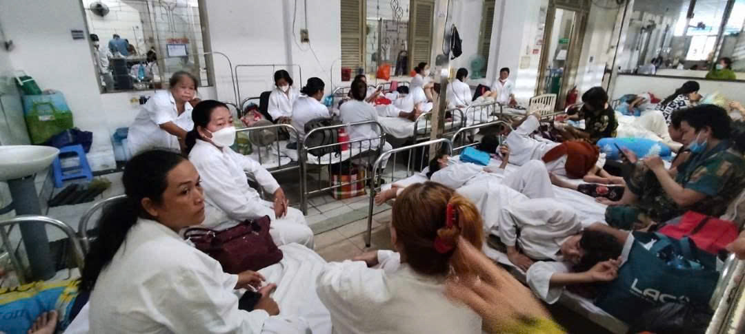 Bệnh nhân tại BV Ung Bướu Cần Thơ (hiện hữu) phải nằm ghép 2 người/giường, phòng hành chính chưa tới 20m2 nhưng có tới 25 cán bộ y bác sĩ làm việc