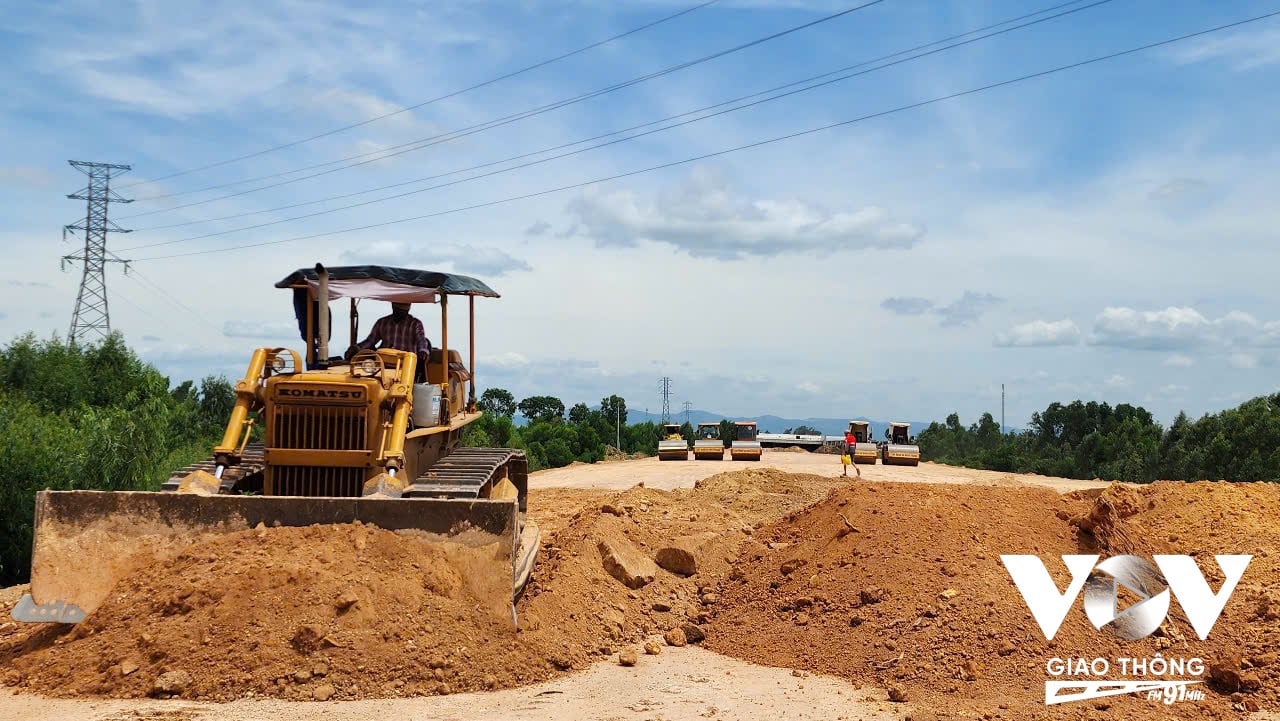 Một số đoạn tuyến tại cao tốc Chí Thạnh – Vân Phong đã có tín hiệu tích cực hơn khi nguồn vật liệu cơ bản được đáp ứng, nhiều vị trí đang xử lý nền đất yếu