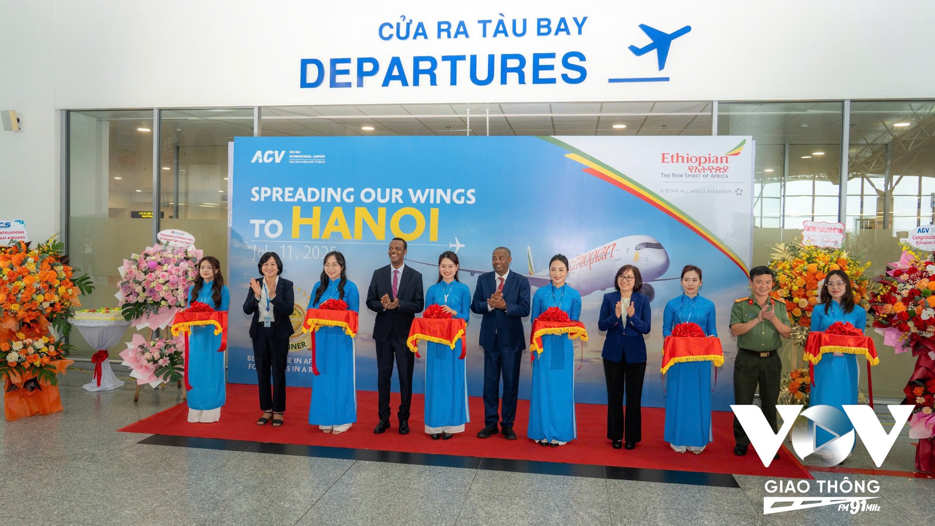 Màn cắt băng khai trương chuyến bay trực tiếp Việt Nam -châu Phi đầu tiên diễn ra tại Nhà ga hành khách T2 Nội Bài