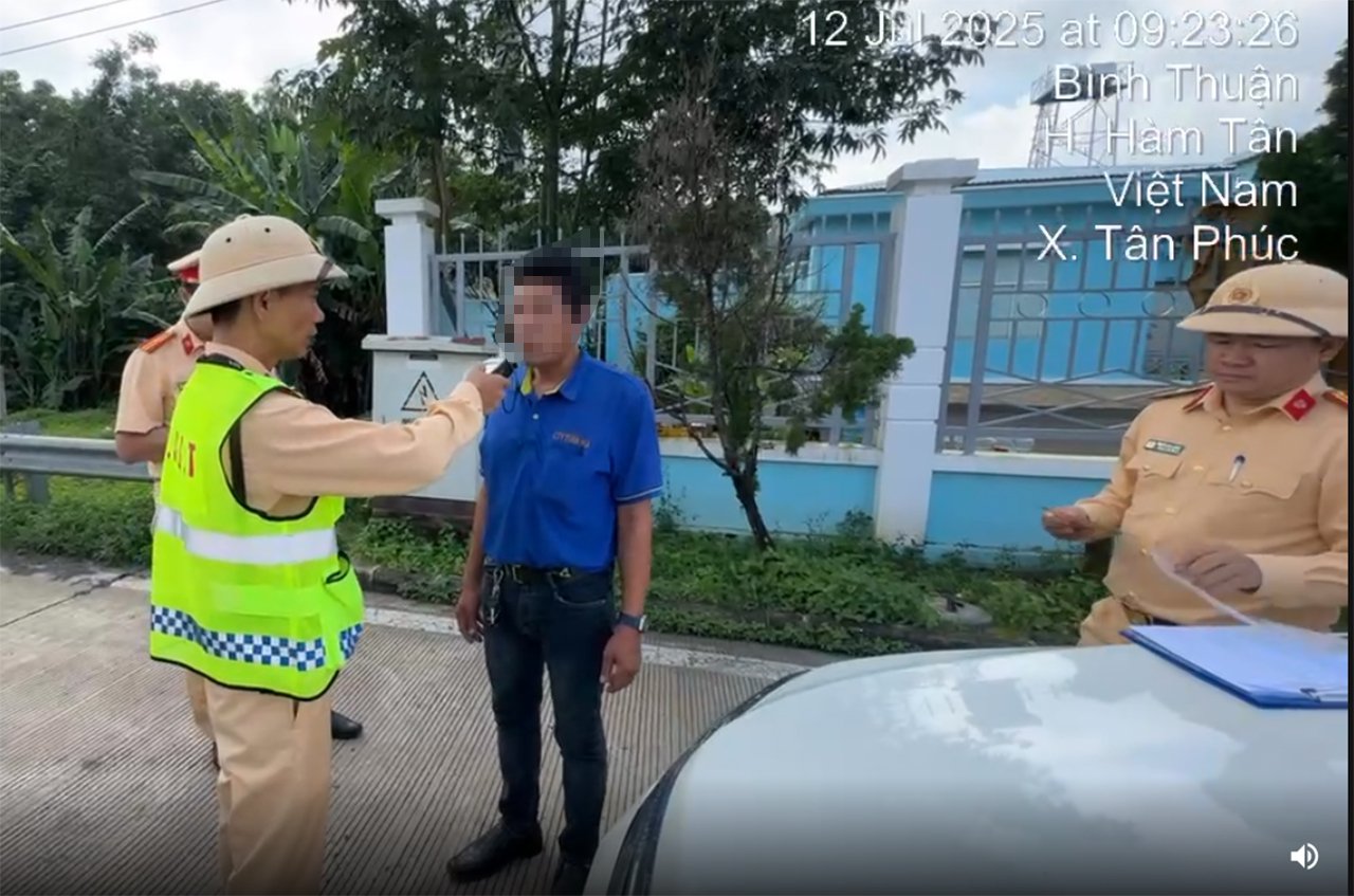 Lực lượng CSGT làm việc với tài xế xe khách vi phạm nồng độ cồn trên cao tốc TP.HCM – Long Thành – Dầu Giây.