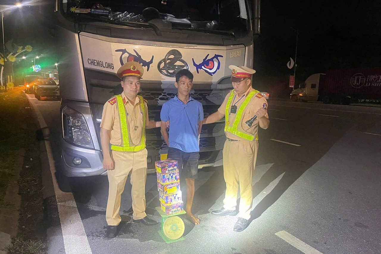 Lực lượng Cảnh sát giao thông kiểm tra xe ô tô tải tại nút giao IC7