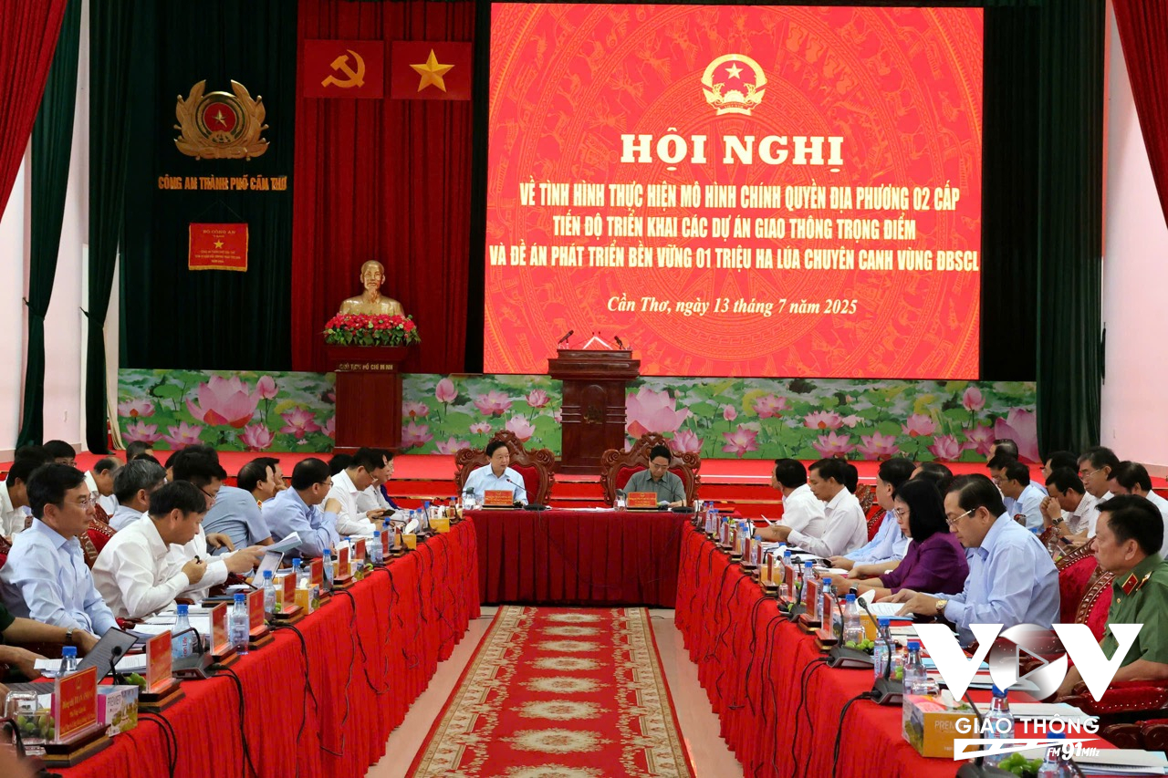 Toàn cảnh hội nghị về tình hình thực hiện mô hình chính quyền địa phương 2 cấp; tiến độ triển khai các dự án giao thông trọng điểm; Đề án phát triển bền vững 1 triệu hecta lúa chuyên canh vùng ĐBSCL diễn ra sáng 13/7 tại TP.Cần Thơ