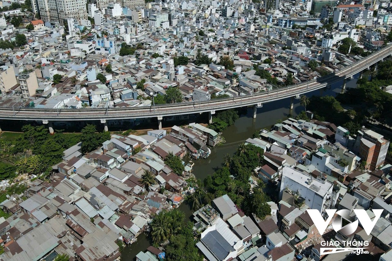 Rạch Văn Thánh dài gần 2km, từ cầu Điện Biên Phủ đến ngã ba kênh Nhiêu Lộc – Thị Nghè, nằm trên địa bàn phường Thạnh Mỹ Tây (quận Bình Thạnh cũ)