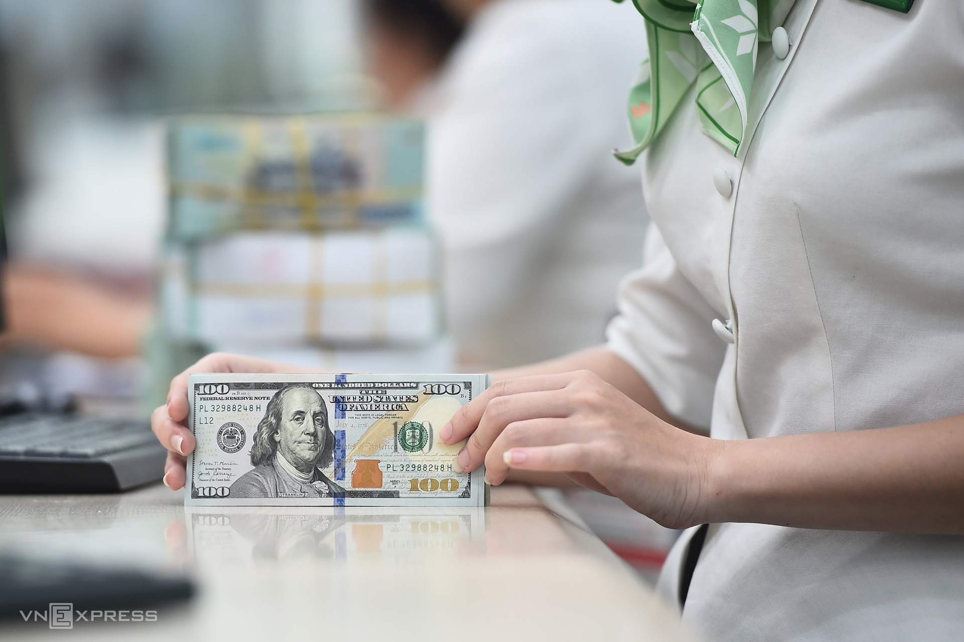 Giao dịch USD tại quầy một ngân hàng ở TP HCM. Ảnh: Thanh Tùng/ VnExpress