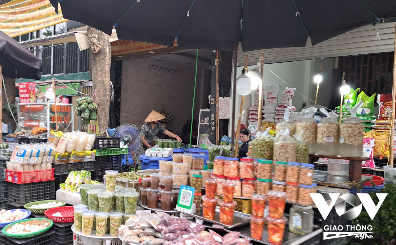 Các tiểu thương vẫn băn khoăn chưa biết thời gian tới sẽ sử dụng loại túi gì để thay túi nilon, hộp xốp, nhựa...
