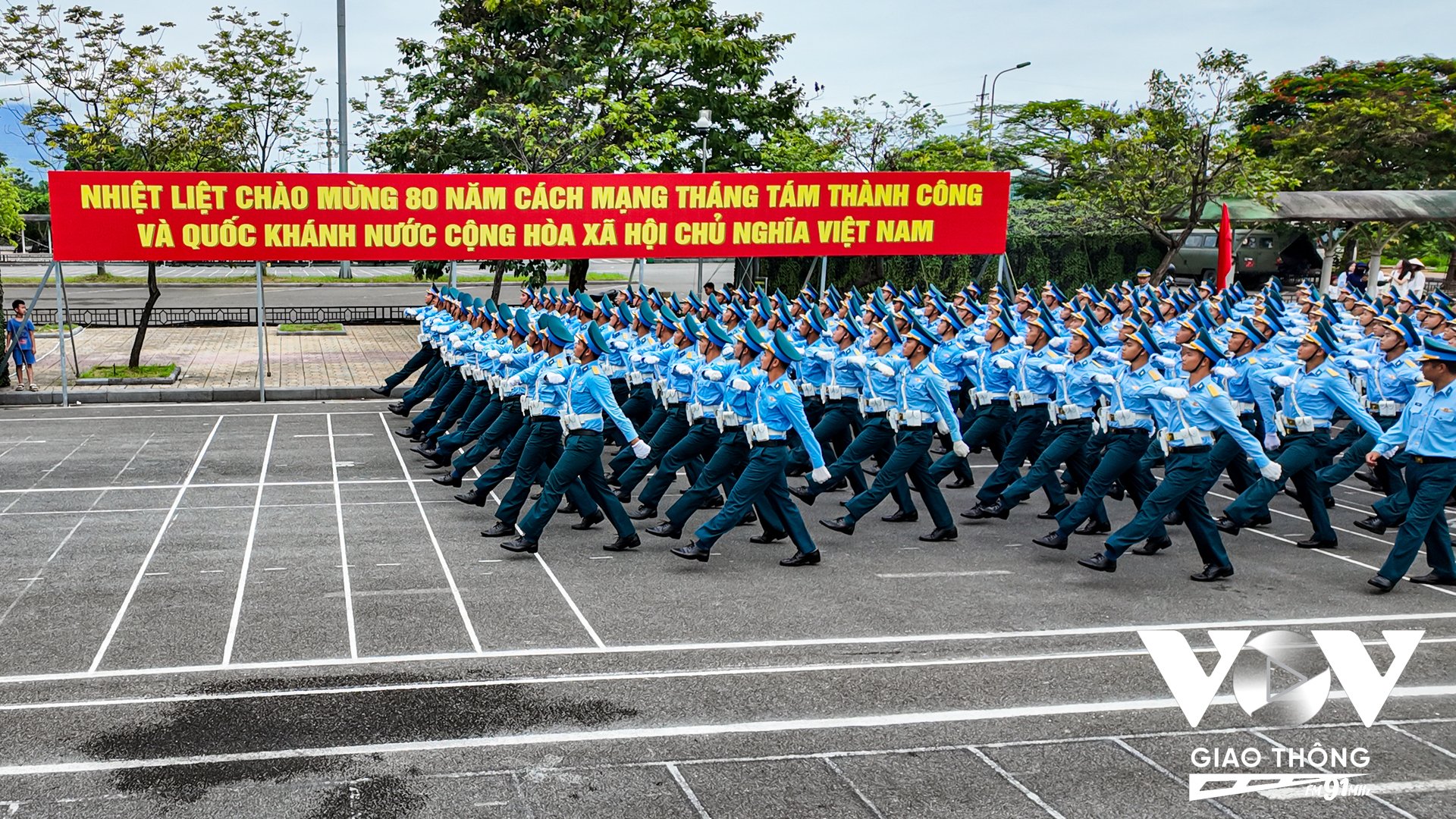 Trung úy Vũ Chí Hưng, Khối trưởng khối nam Sĩ quan Phòng không - Không quân cho biết: “Bản thân chúng tôi luôn xác định đây là nhiệm vụ chính trị trọng tâm, niềm vinh dự, tự hào của mỗi đồng chí, nên chúng tôi quyết tâm hoàn thành xuất sắc nhiệm vụ. Trong quá trình tập luyện cũng có nhiều người dân đến xem, chúng tôi xin cảm ơn tình cảm của người dân, chính những tình cảm đó đã tiếp sức cho chúng tôi vượt qua khó khăn trong quá trình tập luyện, hoàn thành tốt nhiệm vụ được giao.”