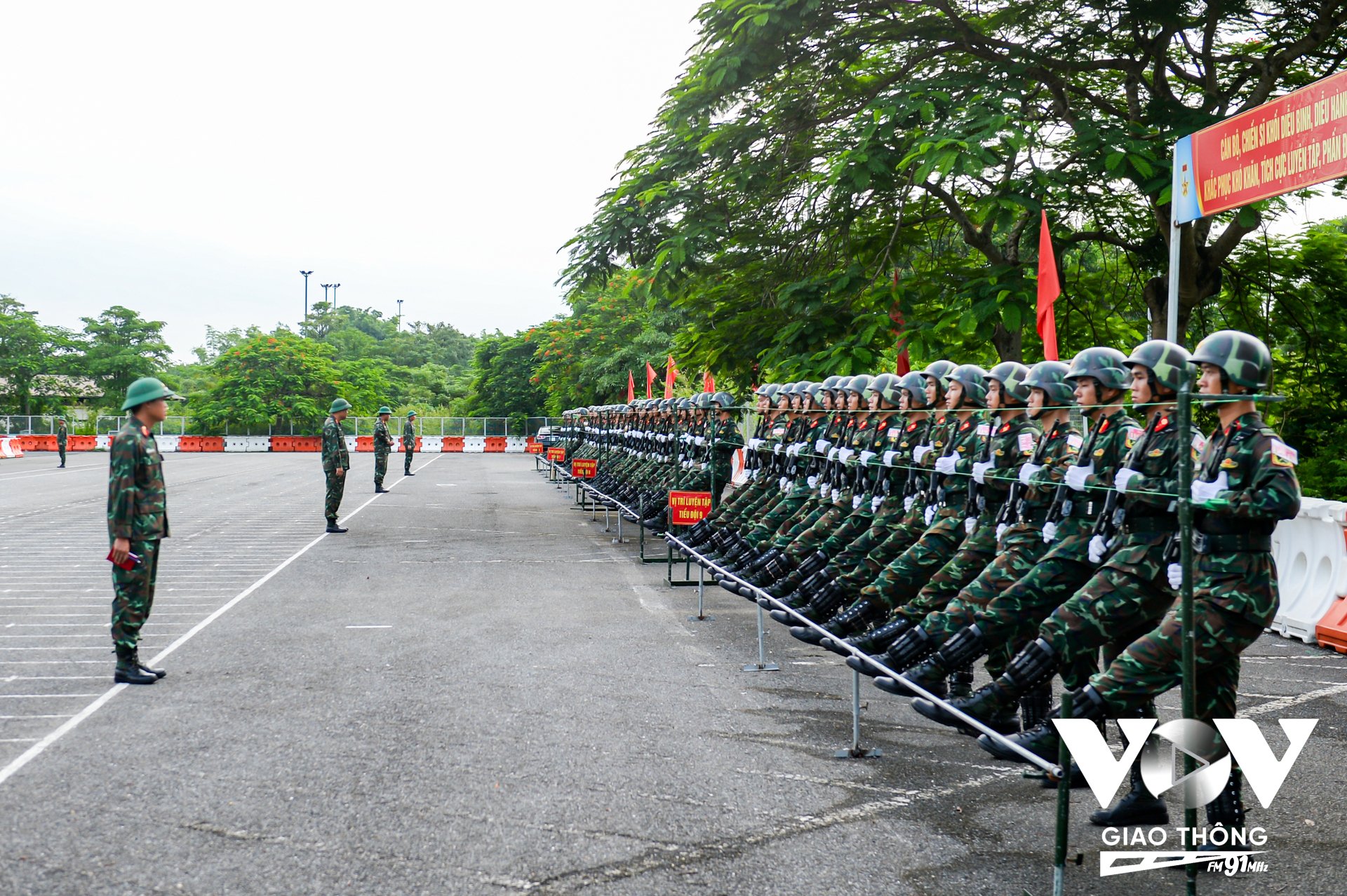 Tại thao trường A80 ở Làng Văn hóa - Du lịch các dân tộc Việt Nam, các chiến sĩ nam khối Phòng hoá thuộc Binh chủng Hóa học cũng đang bước vào giai đoạn huấn luyện cao điểm.