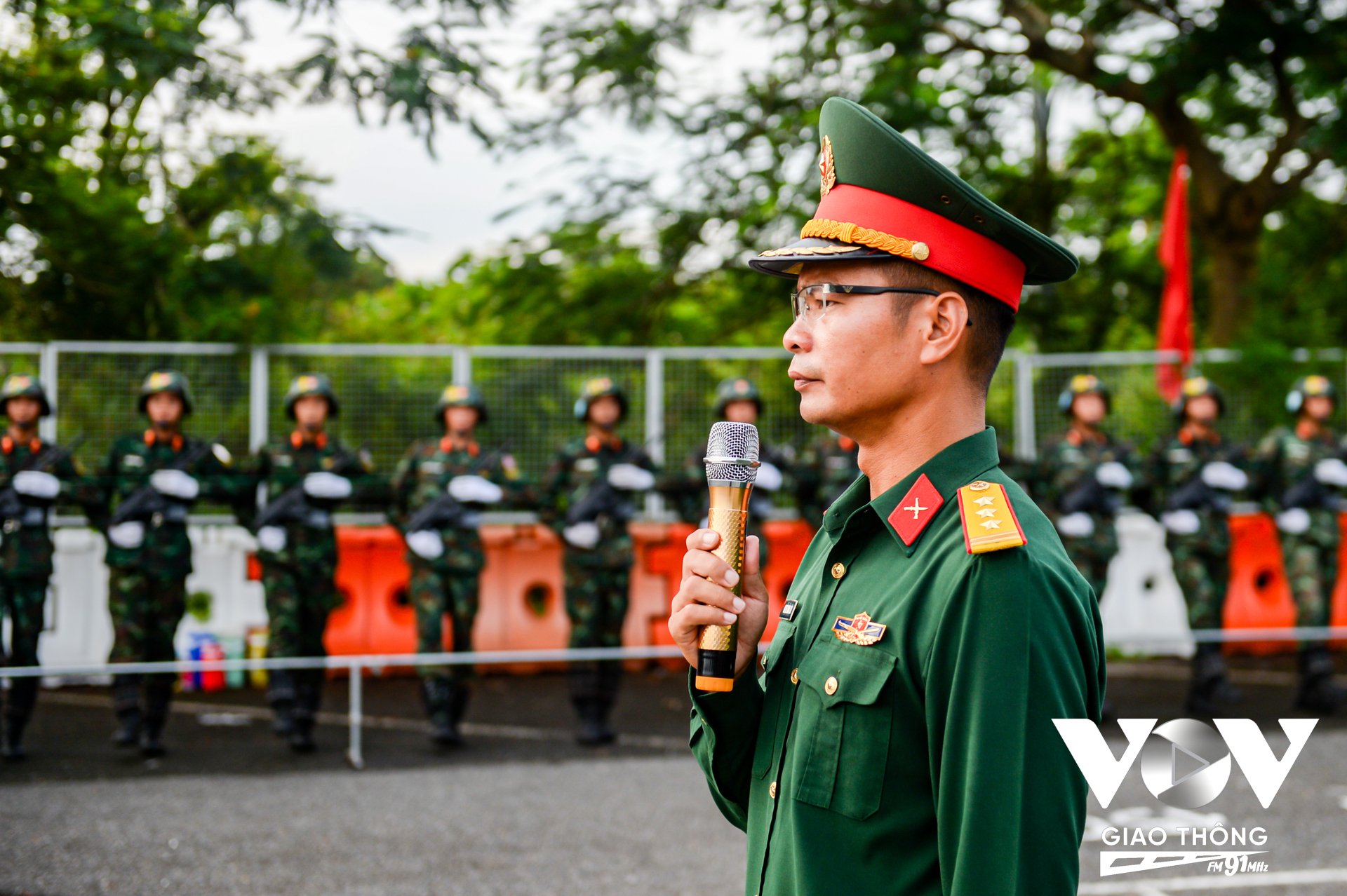 Trong khi luyện tập, các chỉ huy thường xuyên động viên bộ đội, song song với đó đội ngũ huấn luyện, giáo viên cũng chỉ bảo tận tình, đề ra phương pháp phù hợp để nâng cao chất lượng huấn luyện. Bên cạnh đó, chỉ huy các cấp nắm bắt việc ăn, ở từng ngày để có những điều chỉnh linh hoạt, phù hợp làm sao cho các chiến sĩ có sức khỏe tốt nhất.