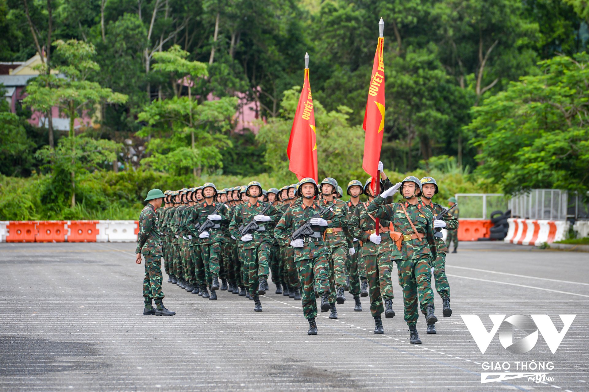 Dưới cái nắng hè oi bức của miền Bắc, các chiến sĩ phải luyện tập sớm. Quân nhân được tuyển chọn trong toàn Binh chủng hóa học với chiều cao 1,75 m trở lên. Riêng tổ quân kỳ và khối trưởng cao từ 1,8 m, quân dung tươi tỉnh, ý thức kỷ luật và tác phong tốt.