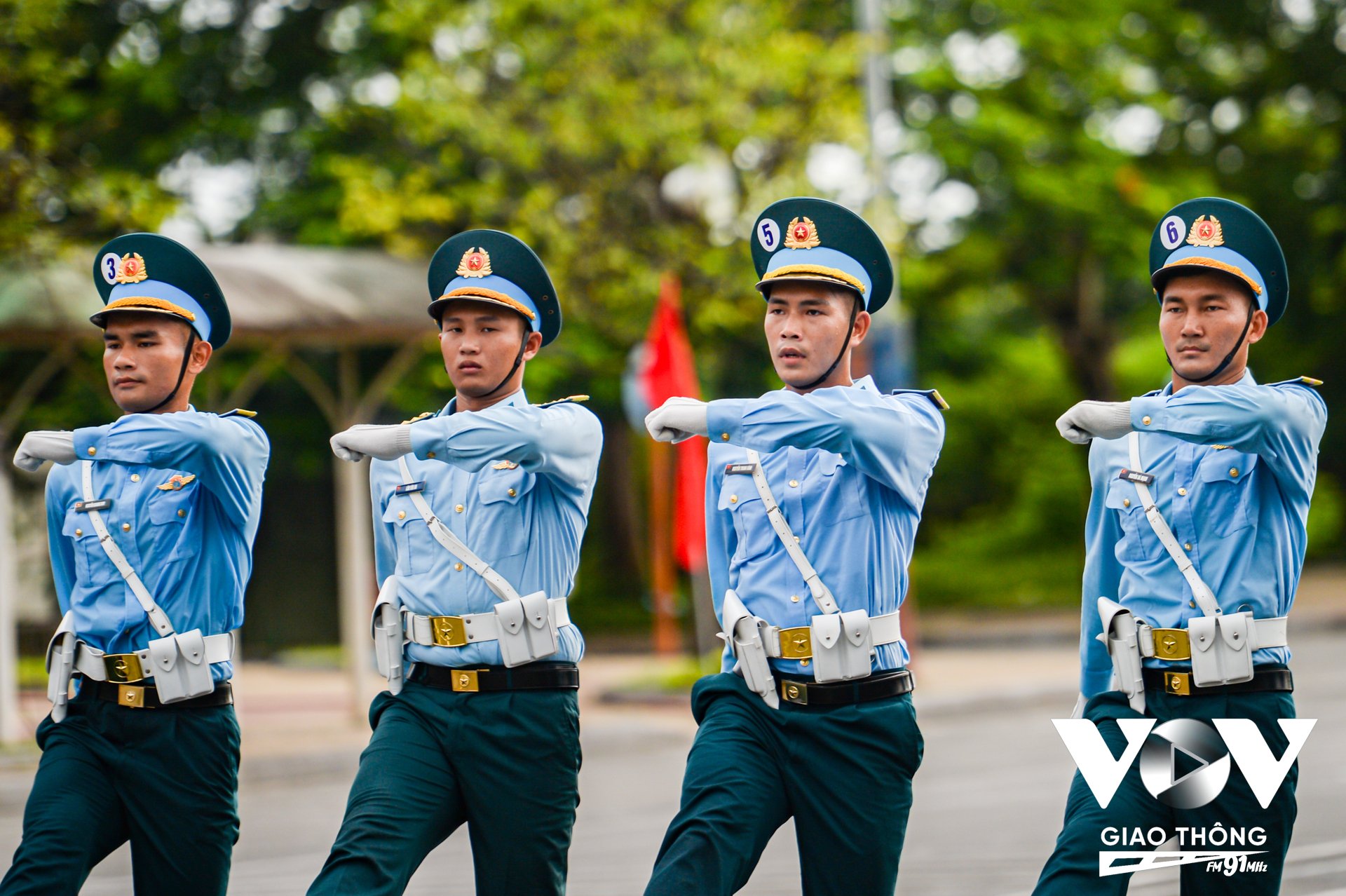 Đến nay, sau giai đoạn tập luyện với đeo tạ tay, tạ chân, các chiến sỹ đang tập luyện tích cực cho việc giữ cự ly đội hình và các động tác mạnh, dứt khoát.