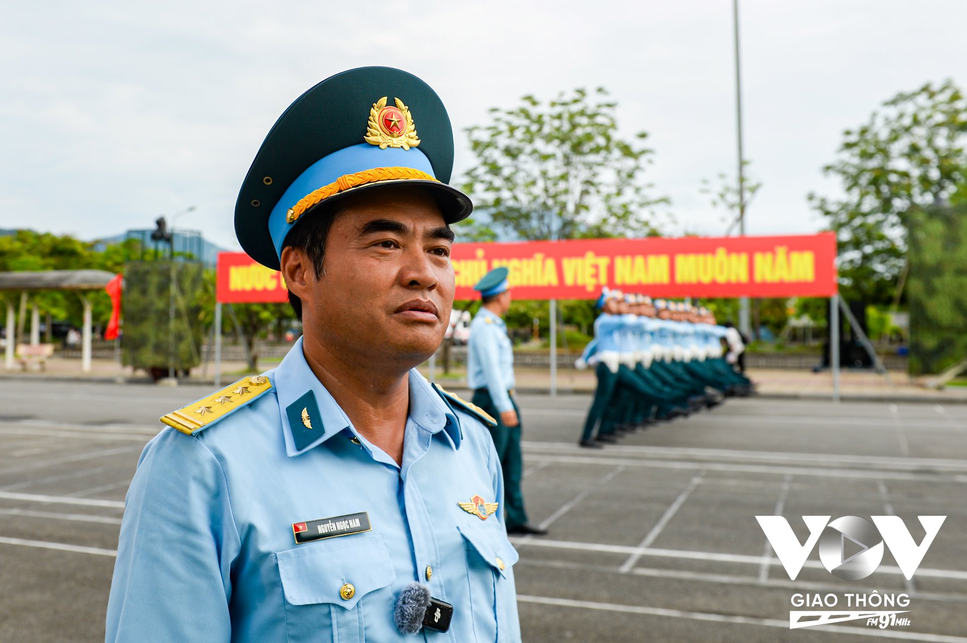 Thượng tá Nguyễn Ngọc Nam – Chính trị viên Tiểu đoàn diễu binh, diễu hành Quân chủng Phòng không – Không quân cho biết, tham gia diễu binh, diễu hành kỷ niệm 80 năm Cách mạng tháng Tám thành công (19/8/1945-19/8/2025) và Quốc khánh nước Cộng hòa xã hội chủ nghĩa Việt Nam (2/9/1945-2/9/2025), Quân chủng Phòng không - Không quân có 4 lực lượng tham gia gồm: Không quân bay chào mừng, khối đứng nam sĩ quan Phòng không – Không quân, khối đi nam sĩ quan Phòng không – Không quân, khối xe pháo quân sự của Phòng không – Không quân. Trong thời gian qua thời tiết nắng nóng, có mưa nhưng các chiến sĩ luôn tích cực luyện tập, qua các lần hợp luyện đạt kết quả tốt. Đặc biệt, được bà con nhân dân tới xem, động viên tinh thần, tiếp thêm động lực để quyết tâm hoàn thành xuất sắc nhiệm vụ.