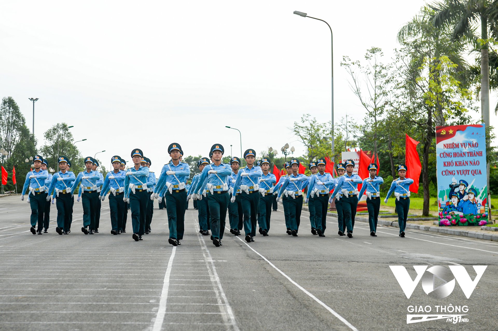 Còn đây là khu vực tập luyện của các chiến sĩ Quân chủng Phòng không - Không quân. Khoảng hơn 2 tháng nay, bất kể thời tiết nắng mưa, các chiến sĩ thuộc Quân chủng Phòng không - Không quân vẫn hăng say luyện tập.