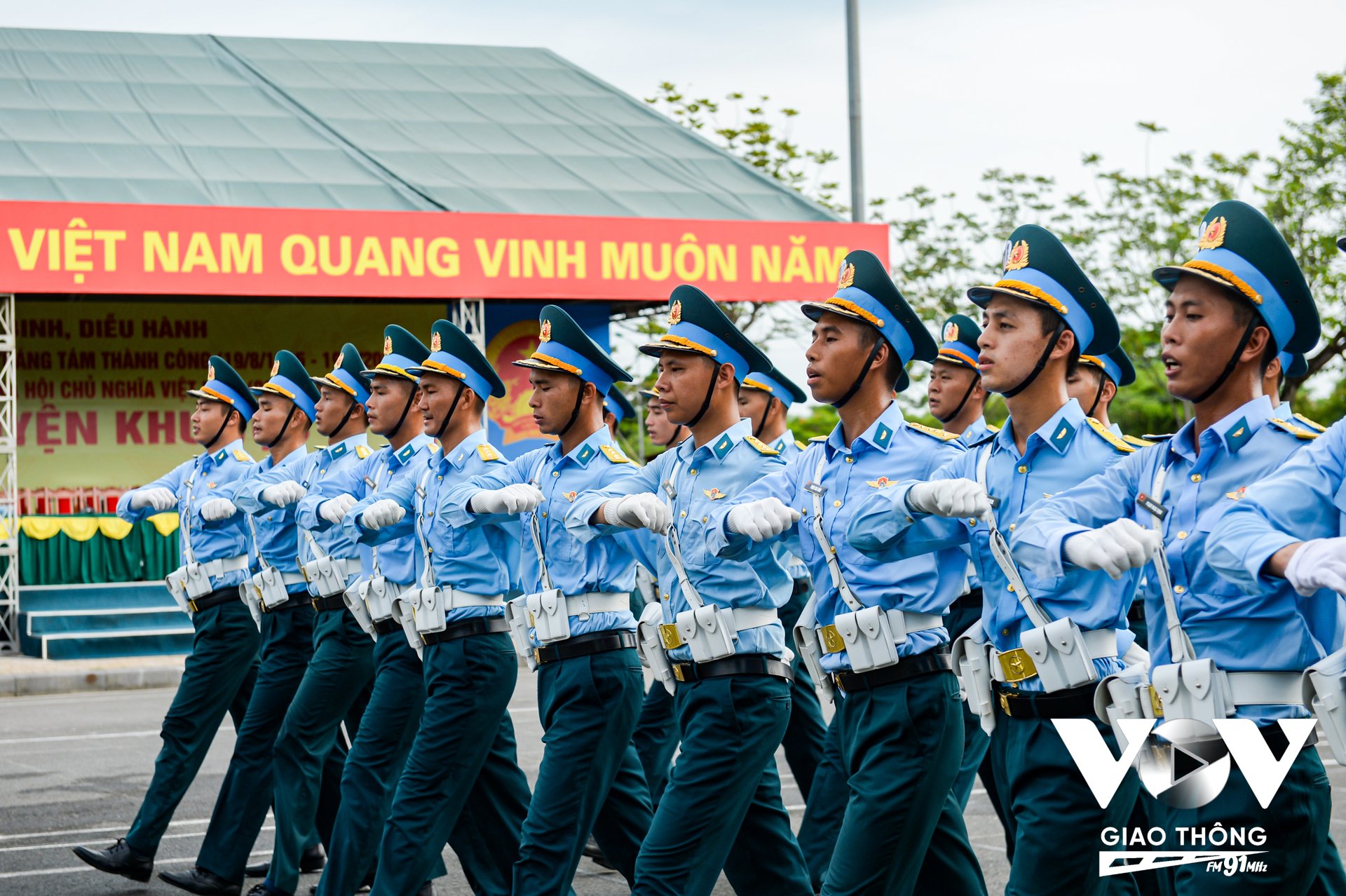 Trước đó, khối sĩ quan Phòng không - Không quân đã tập bằng việc đeo tạ tay, tạ chân. Đây là dụng cụ được thiết kế riêng cho hoạt động huấn luyện: mỗi tạ chân nặng 2kg, tạ tay nặng 1kg, được buộc cố định trên cơ thể nhằm rèn luyện tư thế vững chắc, mạnh mẽ trong các động tác điều lệnh.