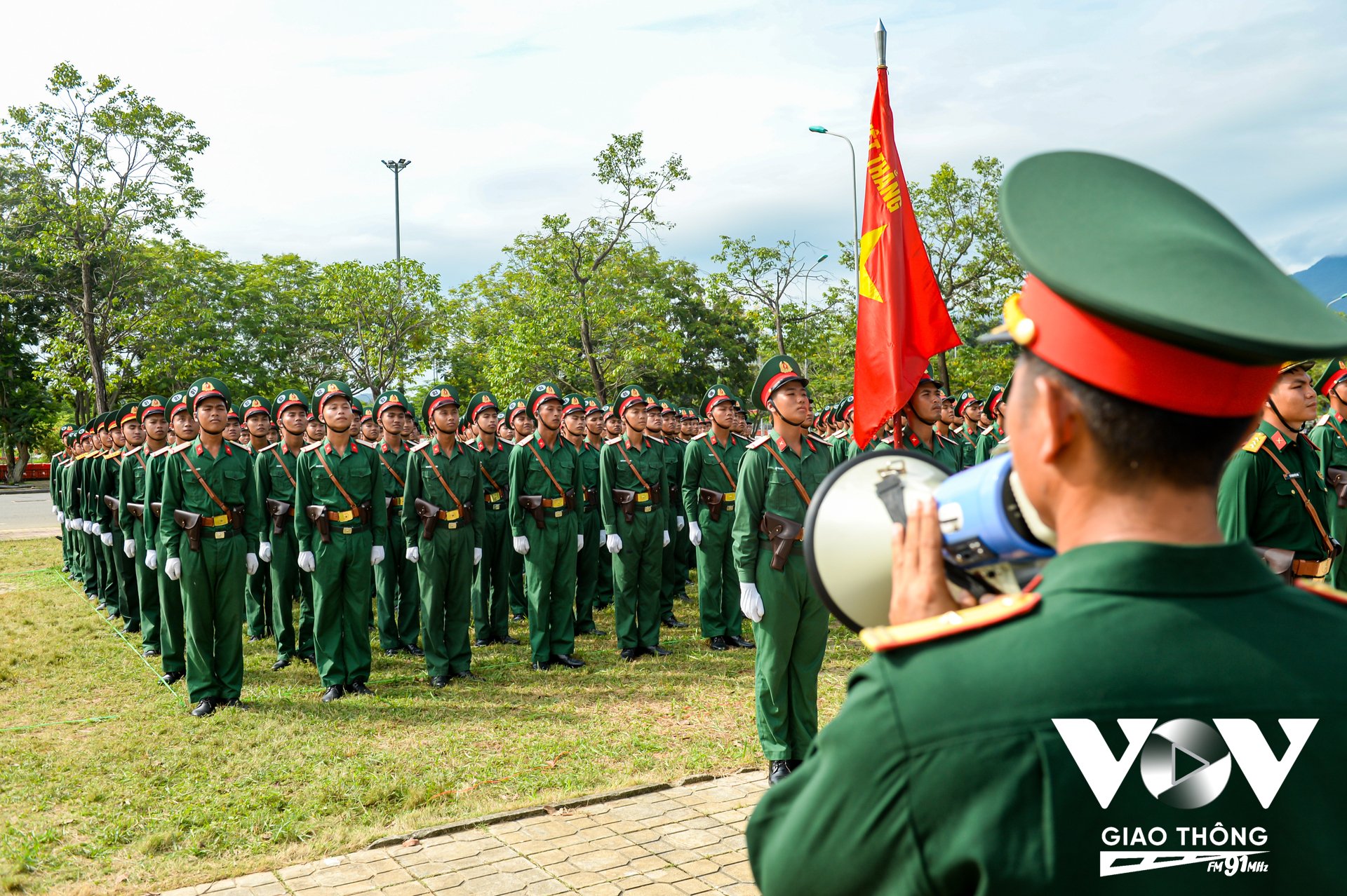 Thiếu tá Trần Văn Dinh – Chính trị viên Đại đội diễu binh 2, Tiểu đoàn Diễu binh A80, Quân khu 4 cho biết: “Thời gian của khối đứng diễn ra dài, mục tiêu chúng tôi đặt ra khi thực hiện nhiệm vụ này ít nhất phải đứng nghiêm khoảng 4giờ 30 phút. Với nhiệm vụ này mỗi cán bộ chiến sĩ đều xác định rõ ý chí quyết tâm, sự vinh dự, tự hào khi được tham gia thực hiện nhiệm vụ A80.”