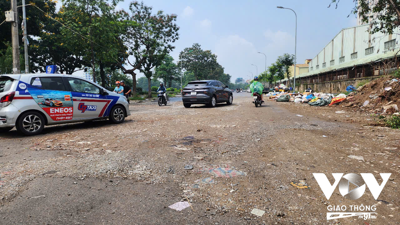 Đoạn đường từ đường 2,5 đến nút giao đường Nguyễn Đức Cảnh còn 20m đang thi công dở dang, tạo thành nhiều ổ gà, ổ voi dưới lòng đường_ vỉa hè thì trở thành điểm tập kết rác thải tự phát