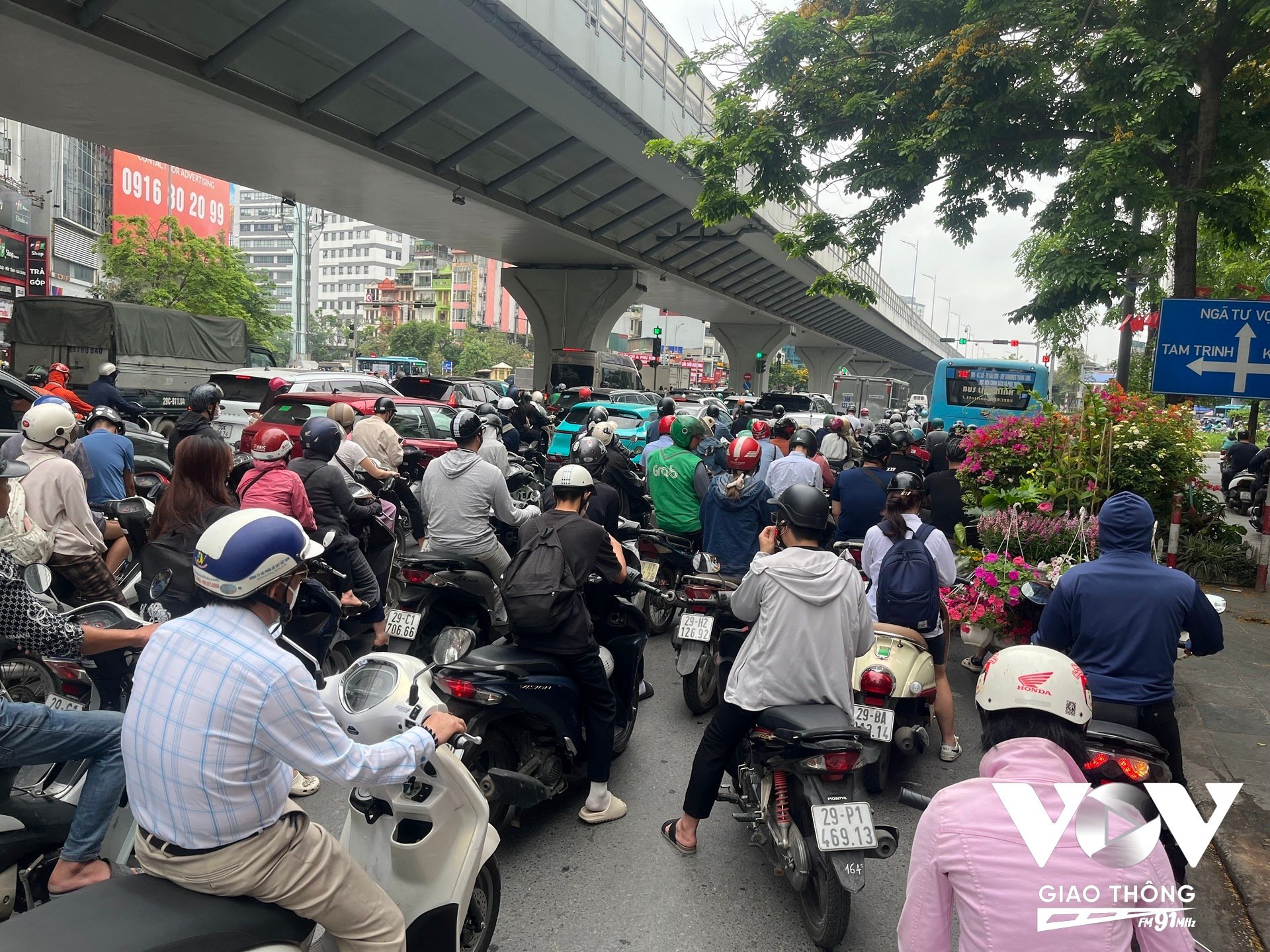 Tắc đường, khí thải từ phương tiện giao thông... khiến chúng ta đang tập trung quá vào vấn đề hạn chế phương tiện giao thông mà không tập trung vào giải quyết các vấn đề khác gây ô nhiễm môi trường nặng nề không kém, như các khu công nghiệp, chế xuất...