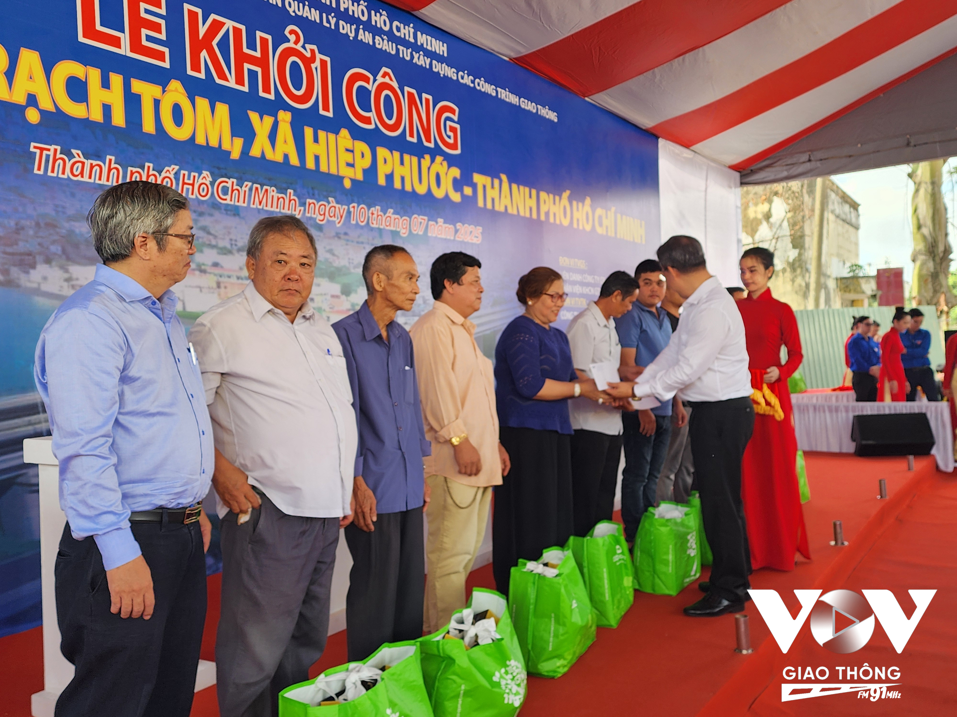 Lãnh đạo địa phương tặng quà tri ân những hộ gia đình bị ảnh hưởng bởi dự án