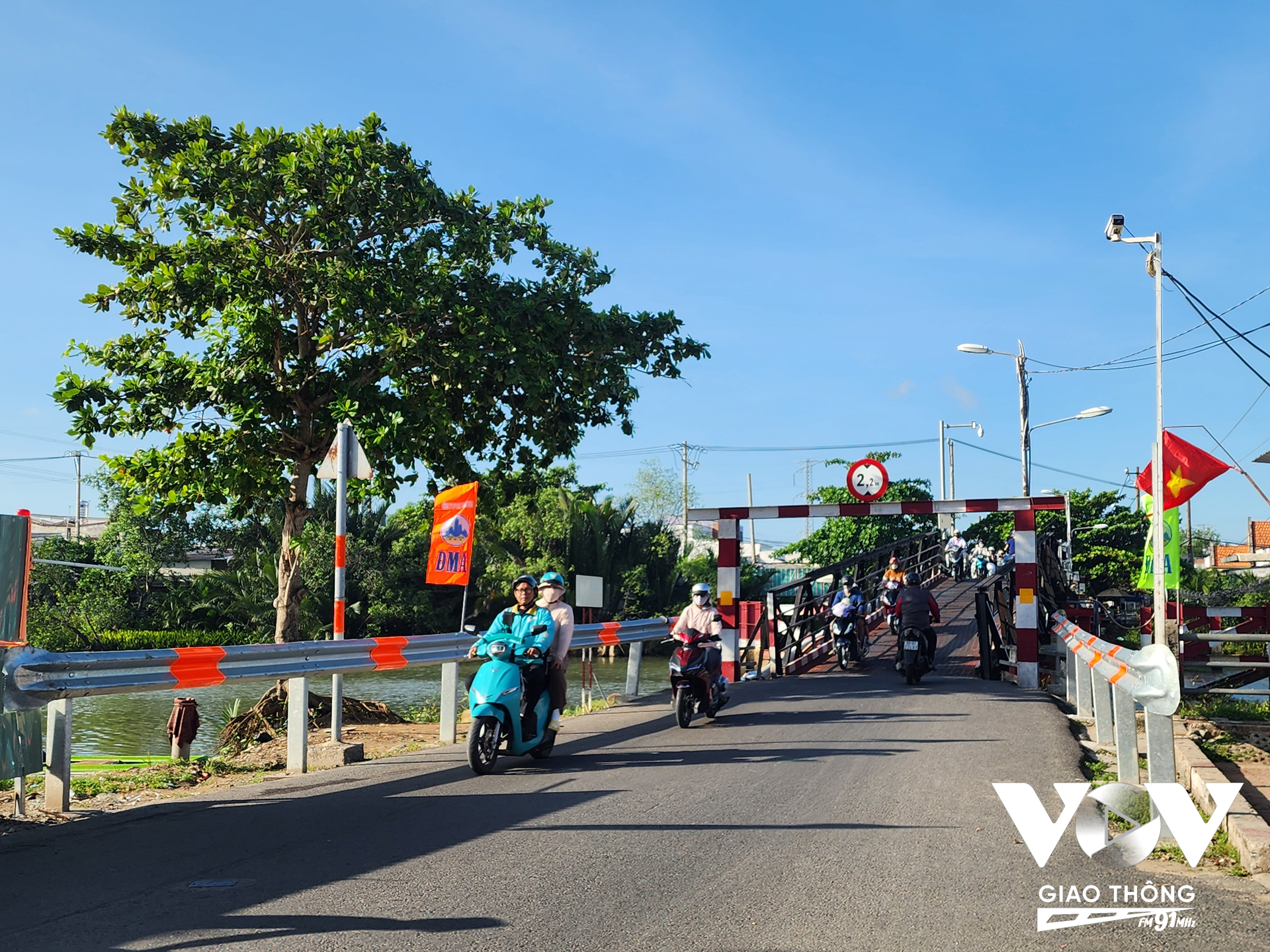 Mặt cầu nhỏ hẹp, mỗi lần lưu thông qua cầu chỉ cho một chiều xe ô tô, do vậy thường xuyên xảy ra tình trạng ùn ứ tại khu vực này, nhất là vào các khung giờ cao điểm