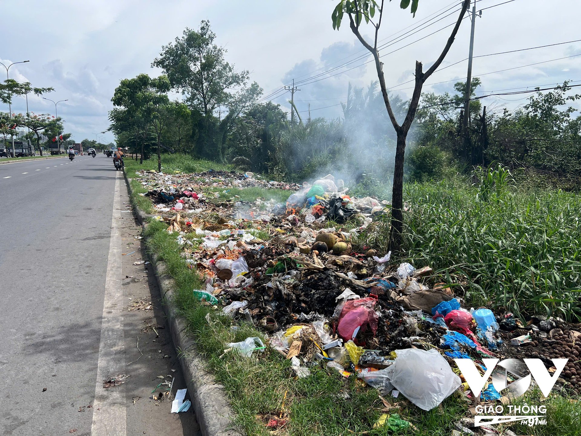 Những bãi rác cháy dang dở nằm sát bên đường
