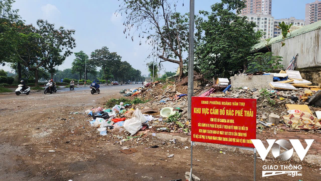 Phía sau tấm biển cấm đổ rác, rác vẫn ngập tràn và được vứt la liệt, thậm chí tràn xuống lòng đường, gây ô nhiễm môi trường và cản trở giao thông