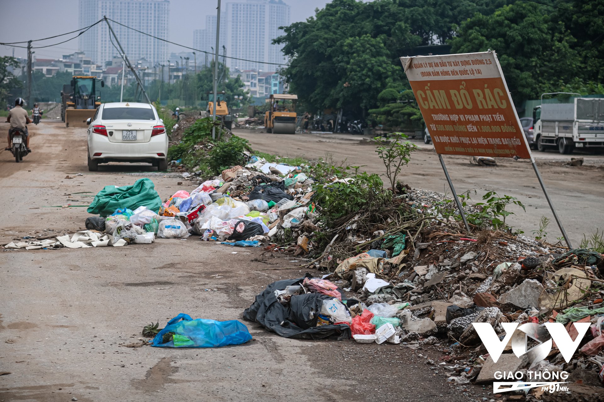 Thậm chí, rác, phế thải dân sinh, vật liệu xây dựng còn tập trung ngay dưới các biển báo cấm