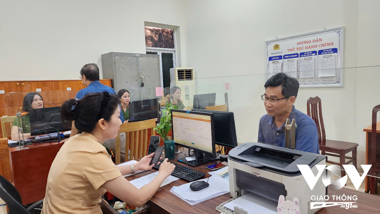 Anh Đoàn Vinh Quang cho biết việc đăng kĩ, cấp biển số xe tại phường nhanh chóng và tiết kiệm thời gian và chi phí đi lại