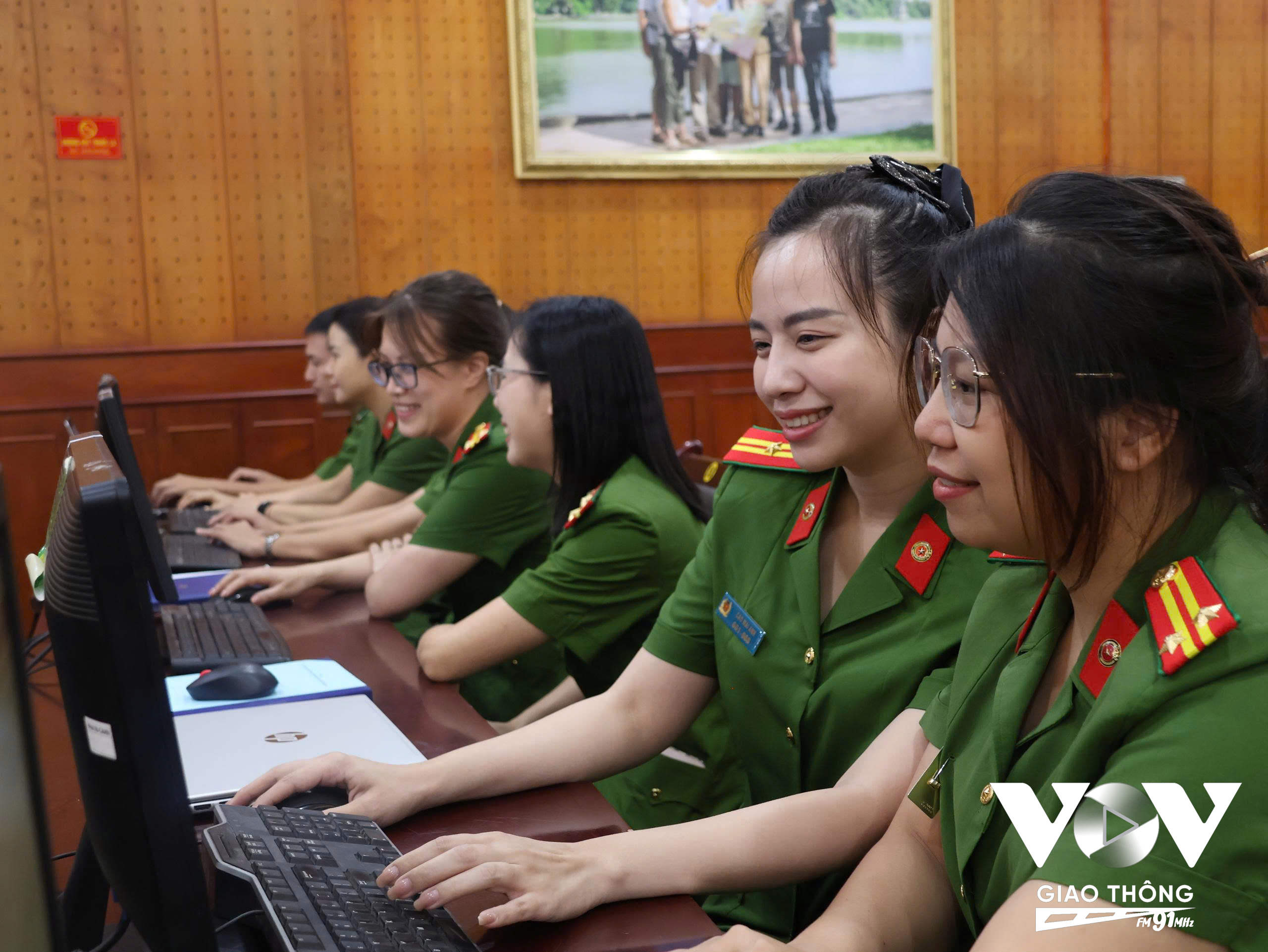 Công an thành phố Hà Nội đã thường xuyên tổ chức Hội nghị tập huấn nghiệp vụ đăng ký xe và sử dụng phần mềm hệ thống đăng ký xe đối với cán bộ, chiến sĩ làm nhiệm vụ.