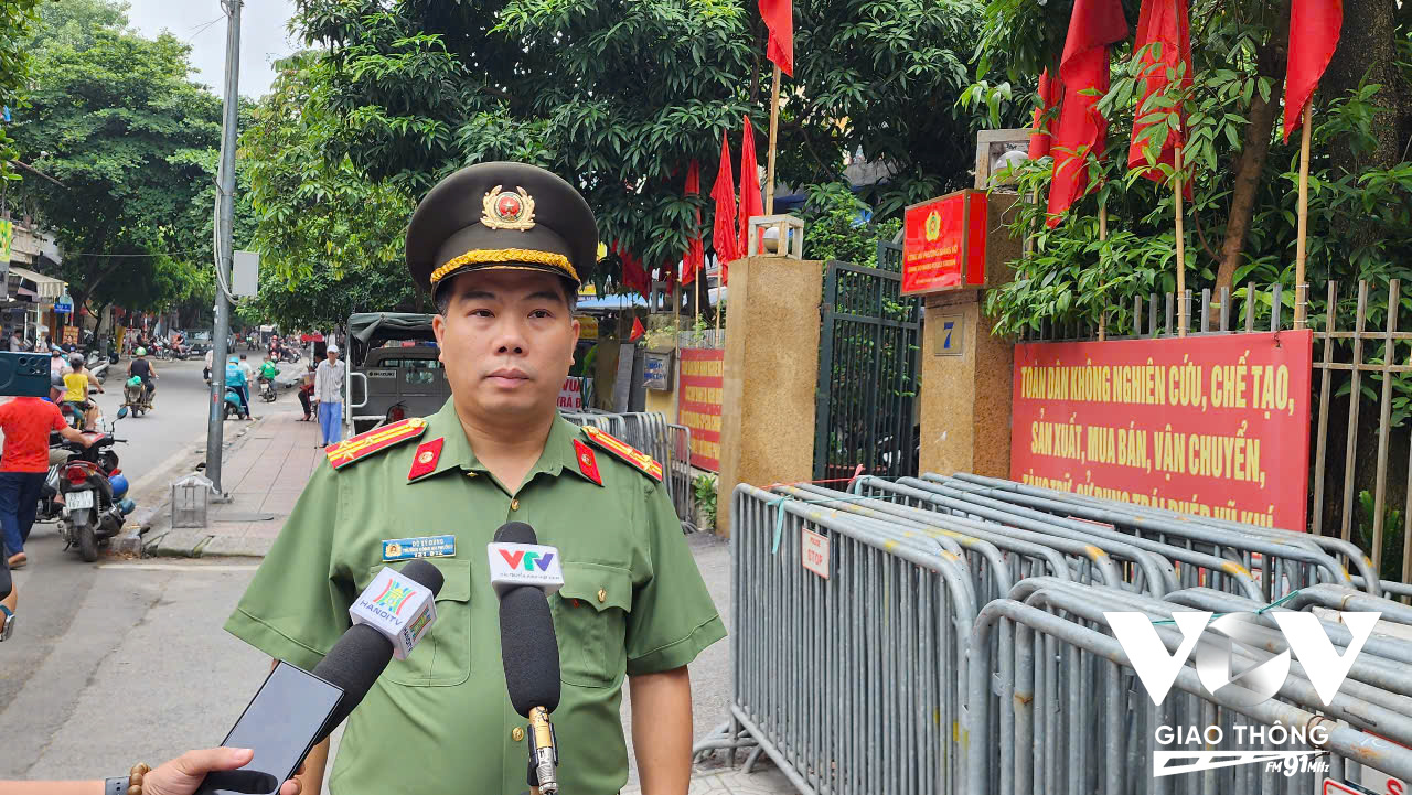 Thượng tá Đỗ Sỹ Dũng, Trưởng Công an phường Giảng Võ khẳng định, đã bố trí địa điểm thuận lợi nhất, các trang thiết bị, phương tiện tốt nhất và tăng cường cán bộ làm thêm giờ và làm cả ngày nghỉ để phục vụ nhân dân.