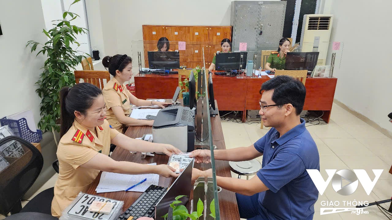 Từ đầu tháng 7 đến nay, Công an phường Giảng Võ đã thực hiện gần 100 hồ sơ đăng ký, sang tên, thu hồi phương tiện, tất cả được thực hiện trên Cổng dịch vụ công của Bộ Công an.
