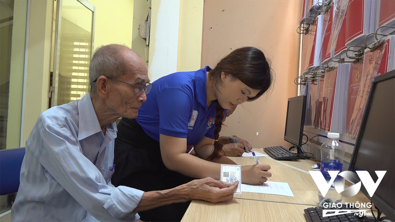 Người cao tuổi được hướng dẫn tận tình để được nhận trợ cấp