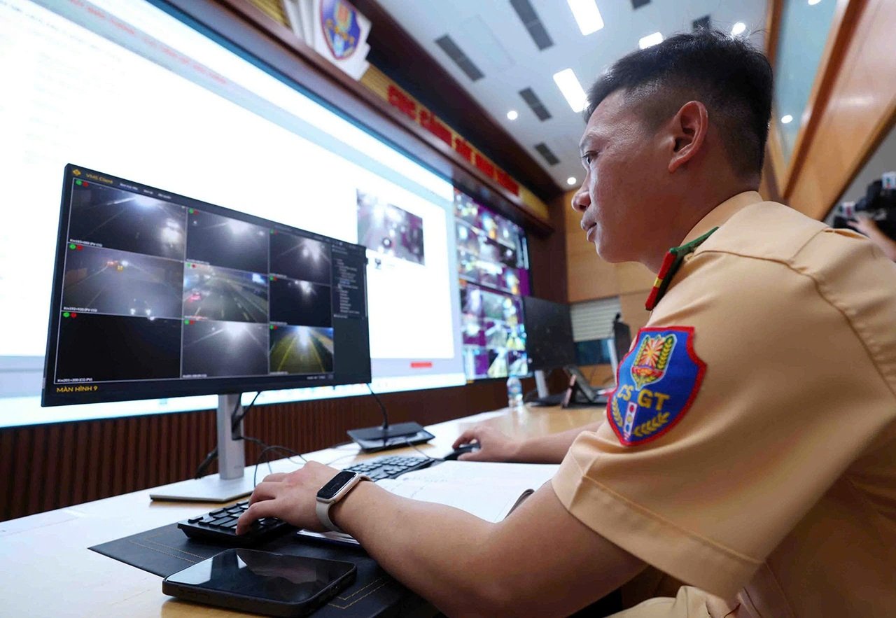 Trung tâm chỉ huy Cục CSGT theo dõi tình hình giao thông qua màn hình giám sát.