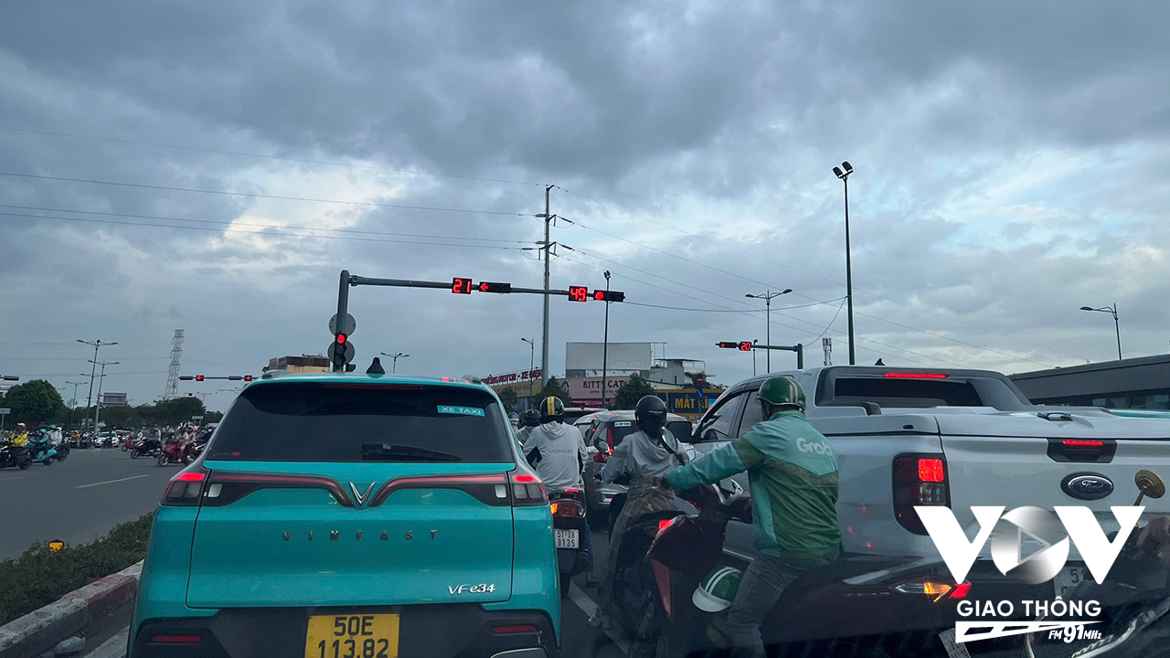 Chen lấn, tạt đầu là điều không hề hiếm gặp trên trục đại lộ Phạm Văn Đồng