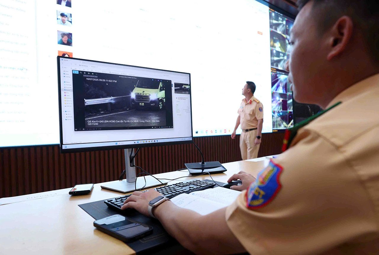 Đại tá Phạm Quang Huy, Phó Cục trưởng Cục CSGT cho biết, Trung tâm là nơi tích hợp dữ liệu từ thiết bị nghiệp vụ, camera, máy đo nồng độ cồn, bắn tốc độ và các trung tâm cấp 2 tại địa phương.