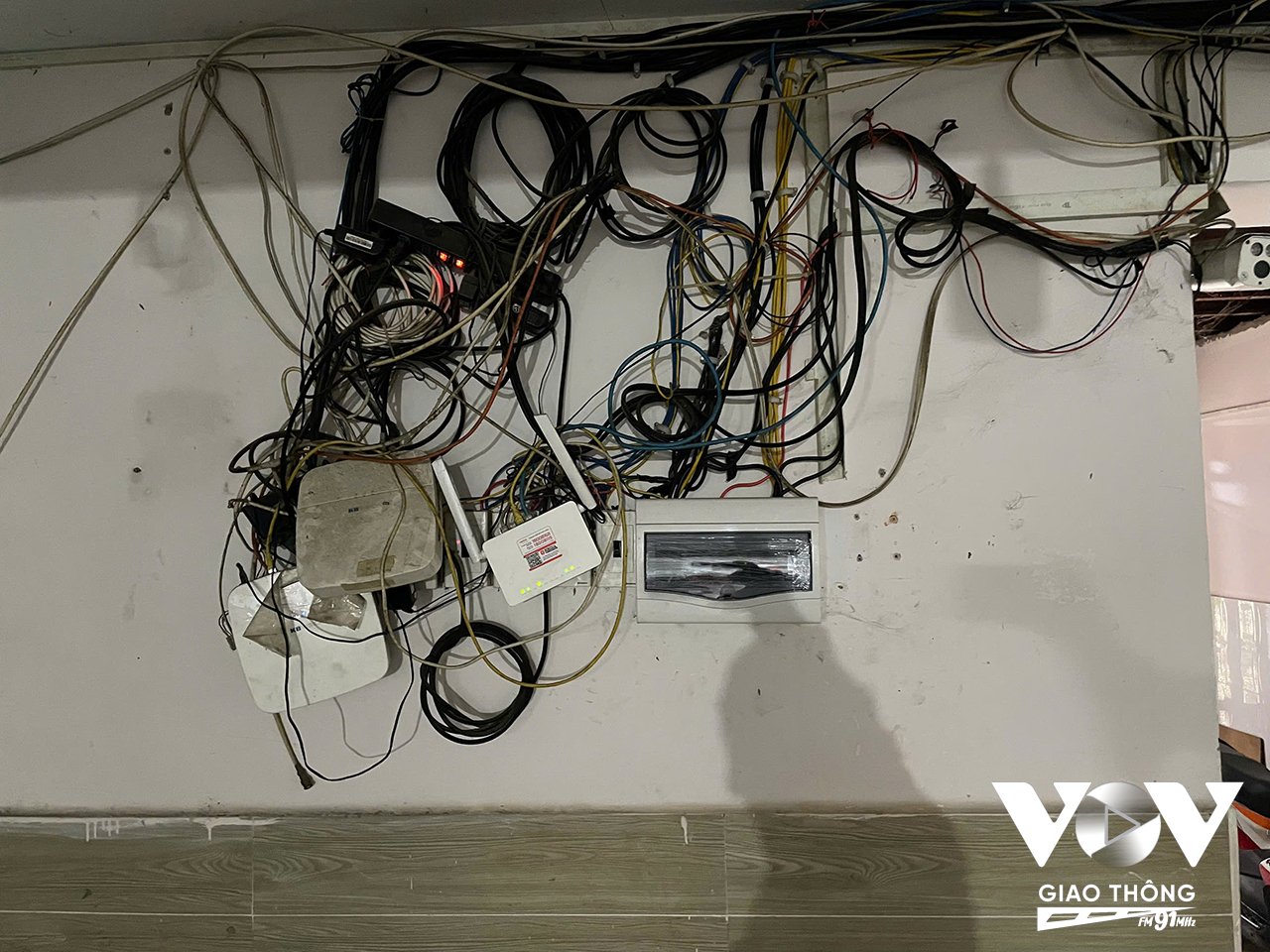 Hệ thống điện chằng chịt tại các khu nhà trọ khiến việc sạc xe điện cũng trở nên nguy hiểm