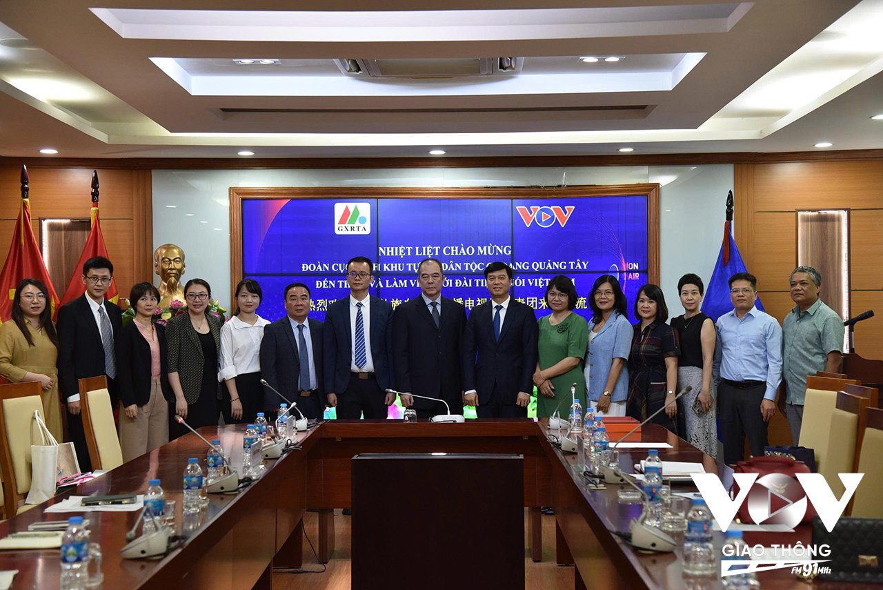 Các đại biểu chụp ảnh tại buổi làm việc
