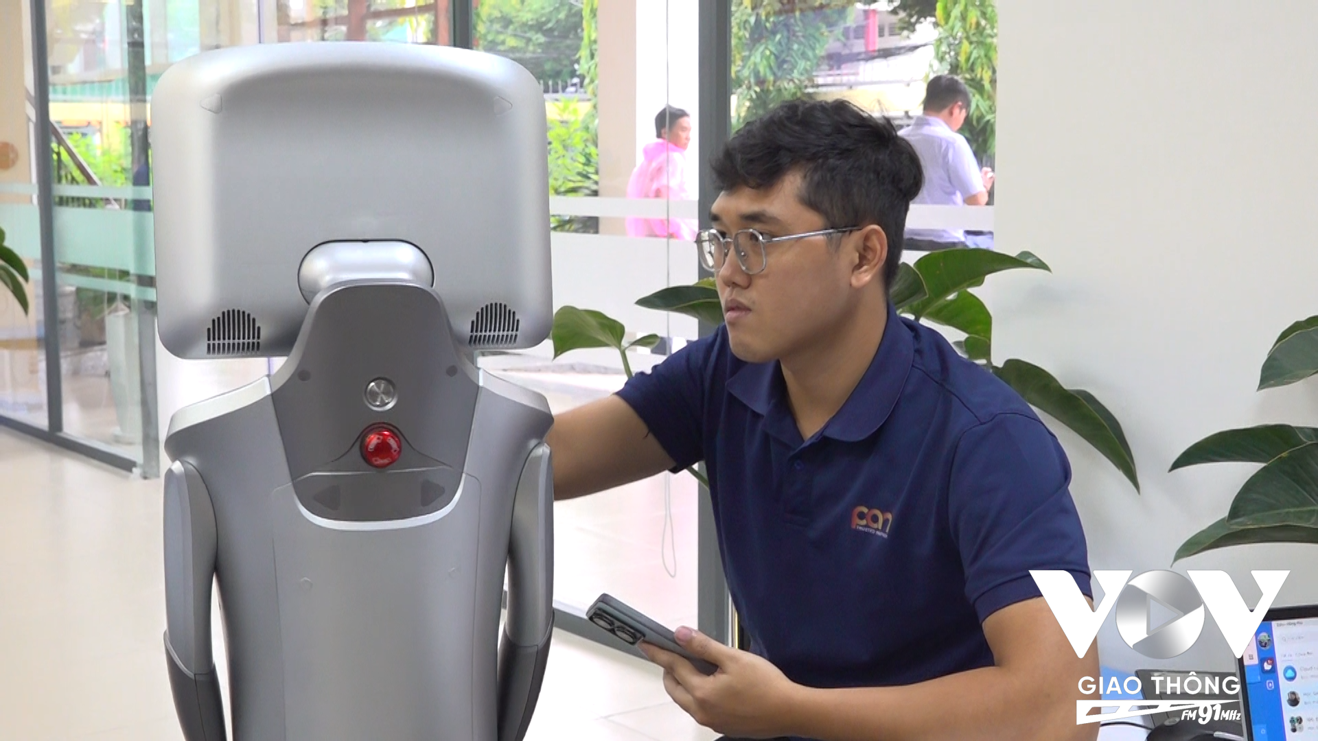 Nhân viên của công ty PAN cài đặt phần mềm cho robot
