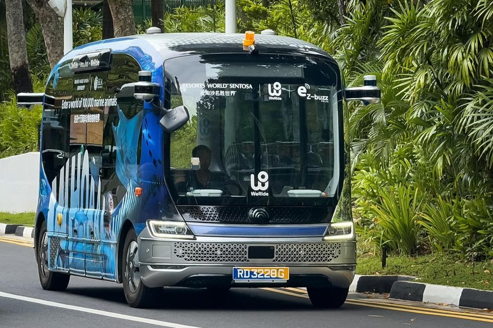Chiếc xe buýt không người lái 8 chỗ được trang bị camera, cảm biến phát hiện ánh sáng và cảm biến đo khoảng cách. (Ảnh: Straitstimes)