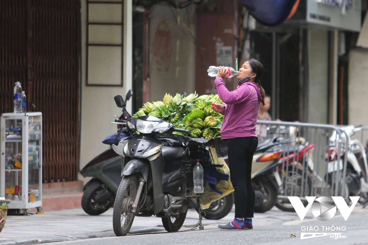 Việc bảo vệ môi trường không chỉ là thay đổi phương tiện, mà còn liên quan đến nhiều yếu tố khác