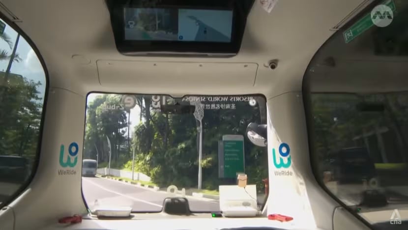 Xe buýt đưa đón không người lái do công ty điều hành xe tự hành WeRide vận hành tại Resorts World Sentosa. (Ảnh: CNA)