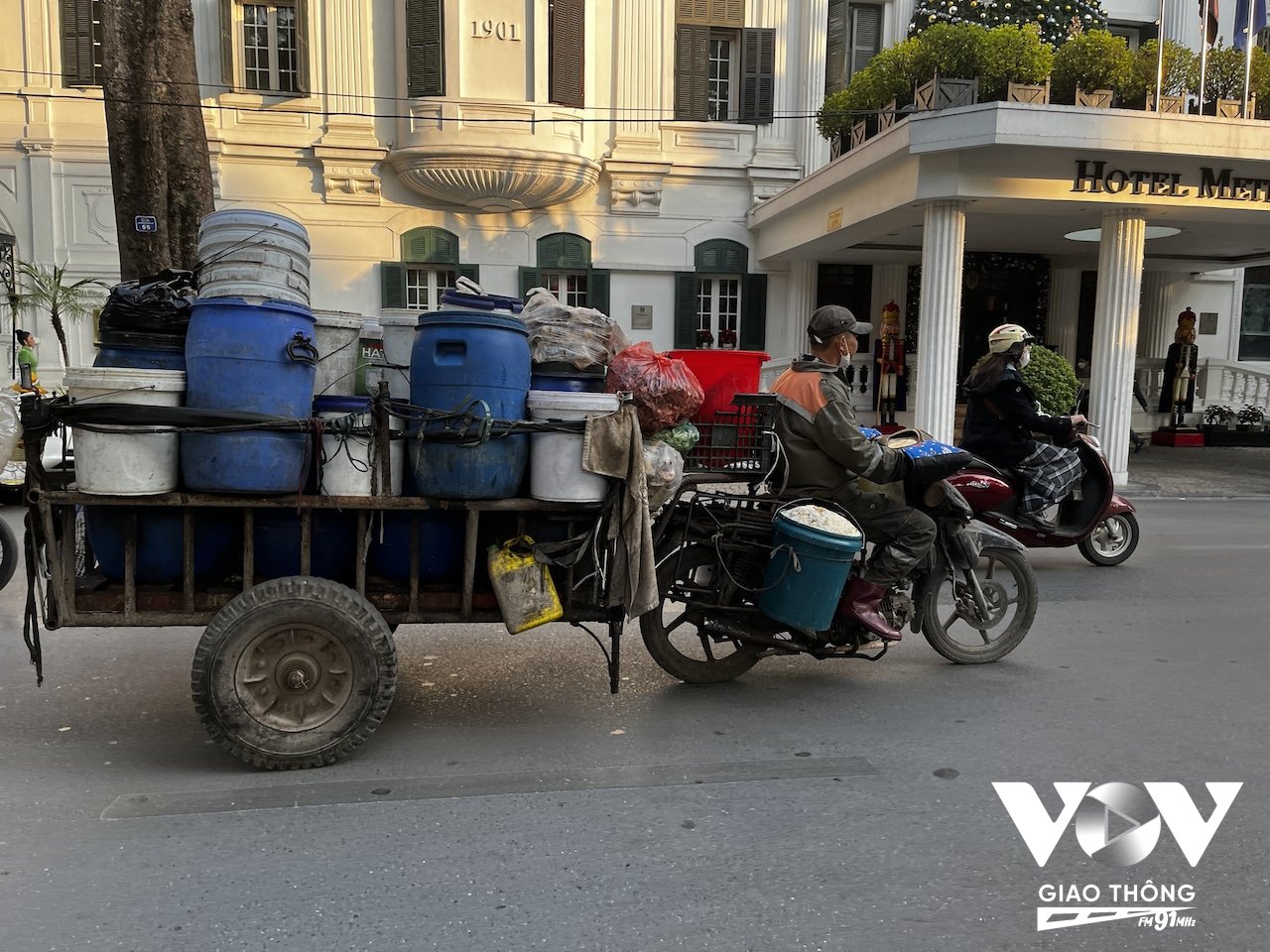Việc đầu tiên chính quyền thành phố Hà Nội cần cương quyết xử lý những chiếc xe cũ nát, tự chế, không đảm bảo an toàn cũng như ảnh hưởng tới môi trường. Tuy nhiên, cũng cần phải có chính sách hỗ trợ thỏa đáng để người lao động có cơ hội chuyển đổi phương tiện phục vụ lao động, đảm bảo cuộc sống của họ