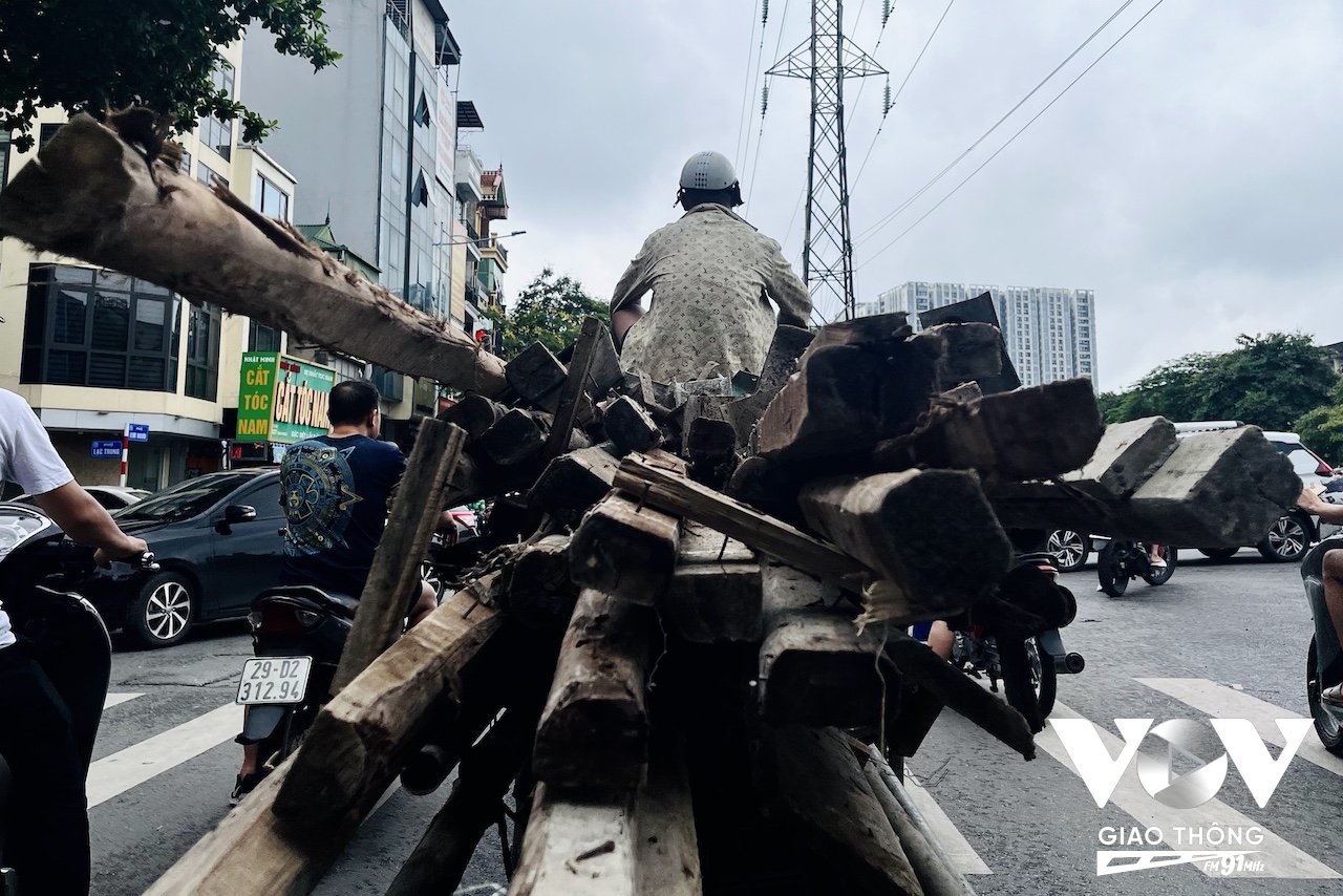Với mức hỗ trợ tối đa 3 triệu đồng như thành phố vừa công bố để người dân chuyển đổi phương tiện, sẽ là rất khó khăn cho hầu hết người dân lao động trên địa bàn. Chưa kể những đối tượng lao động ngoại tỉnh đã làm việc nhiều năm ở thành phố, liệu có được tiếp cận chính sách này hay không?