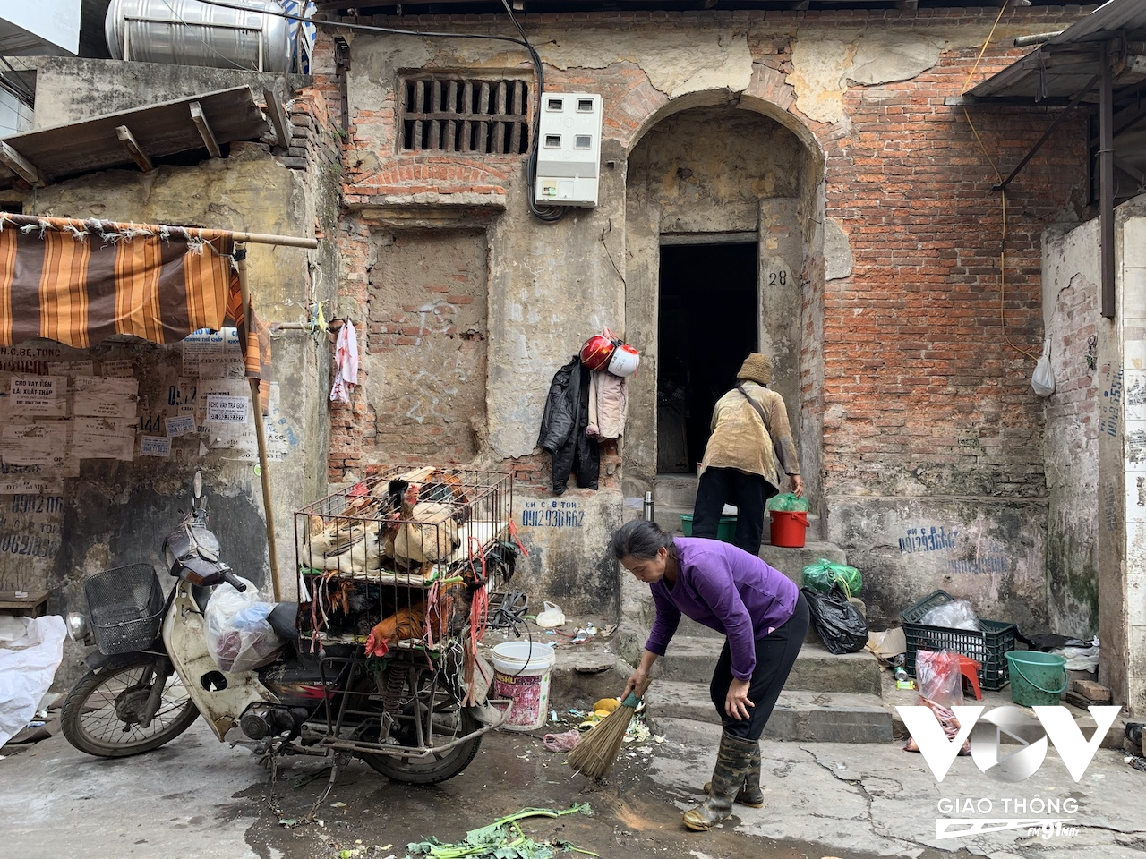 Thu nhập thấp, thói quen trong sinh hoạt, lao động... khiến người dân lựa chọn những phương tiện chỉ cần đạt yêu cầu về tài chính, họ sẽ không quan tâm đến việc bảo vệ môi trường...